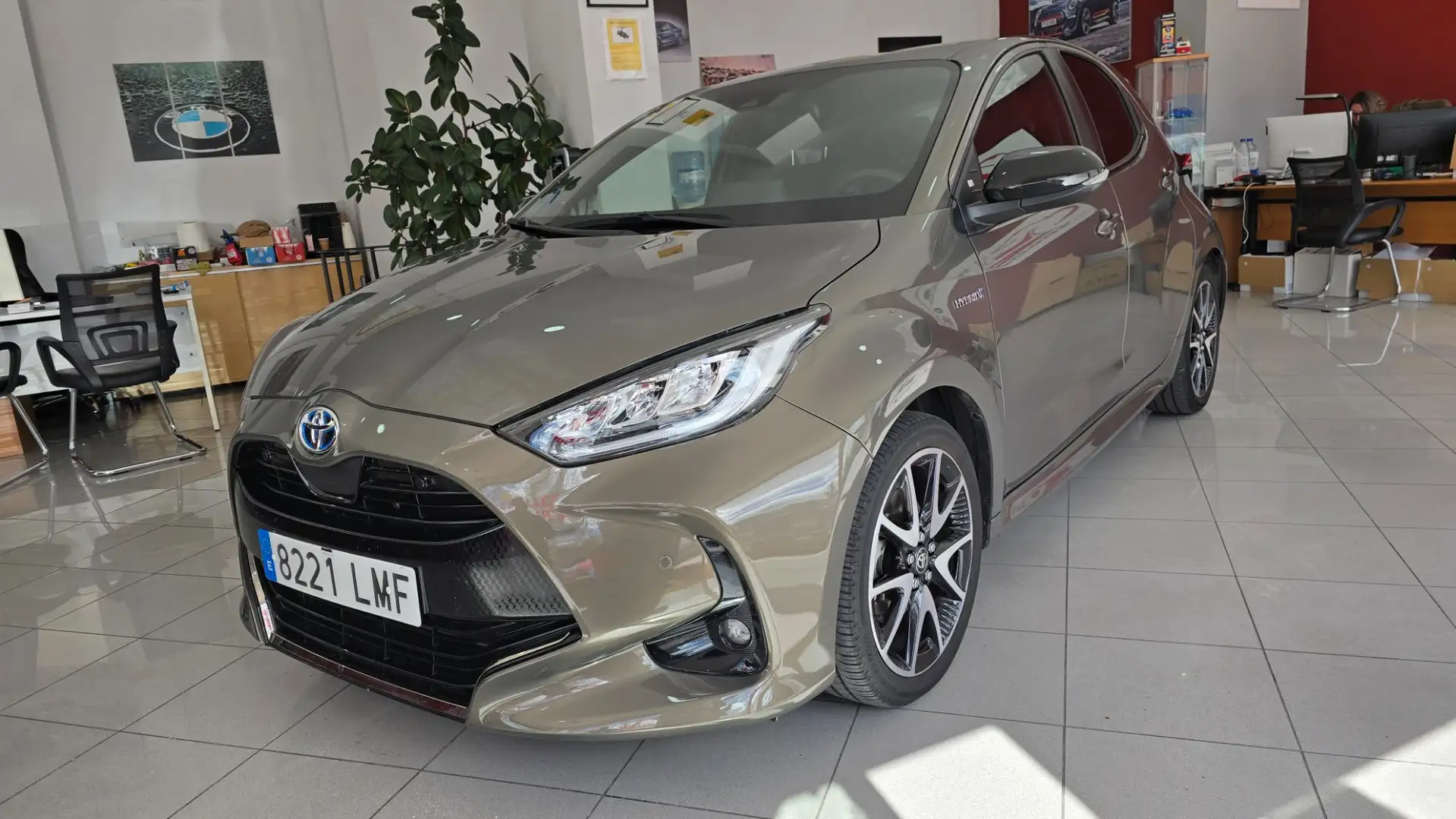 Toyota Yaris 120H 1.5 Style Plus Verde - 1