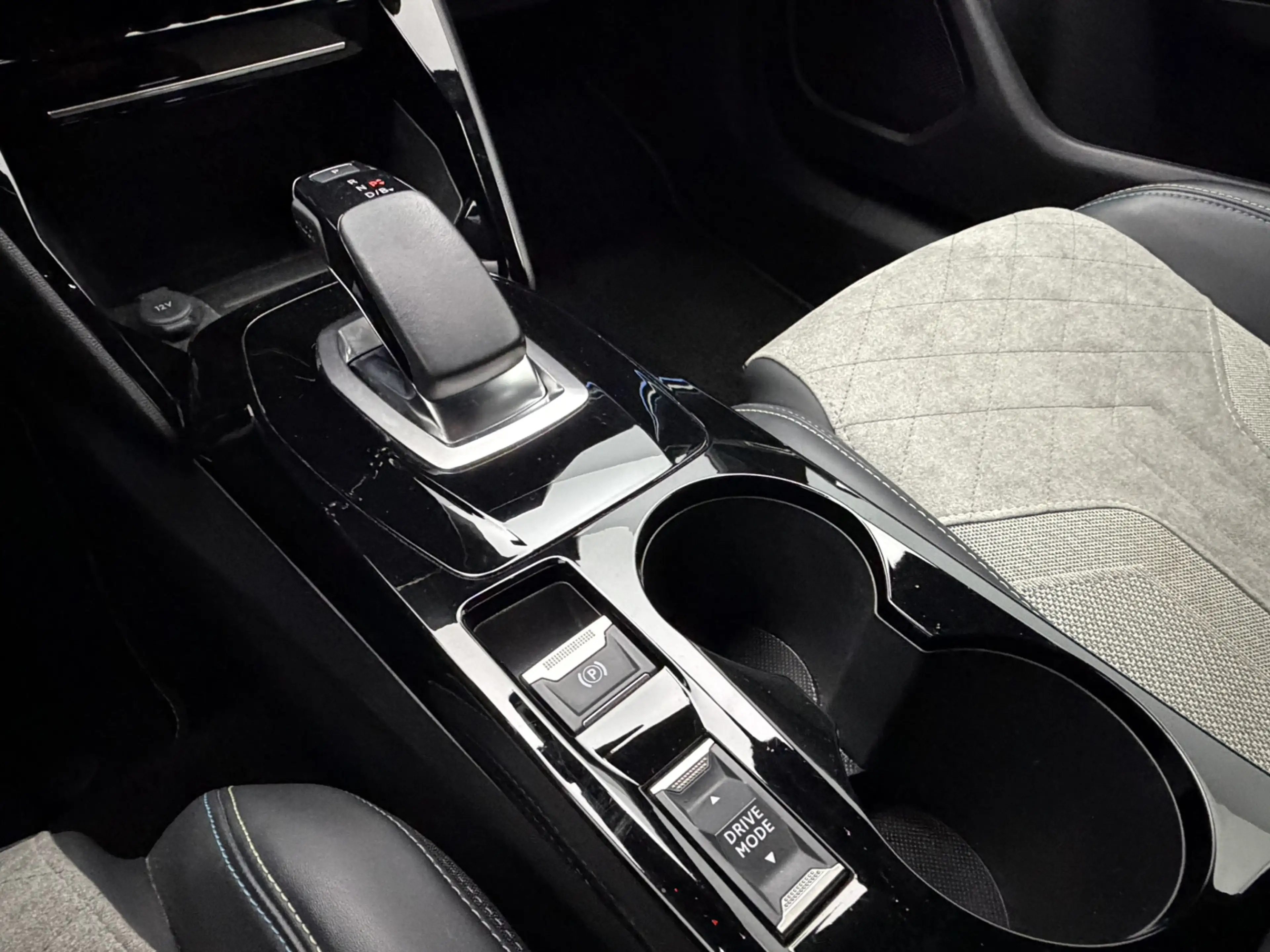 Peugeot e-2008 EV GT Pack 50 kWh 3-Fase SOH 97% | 3D i-Cockpit | — photo 5