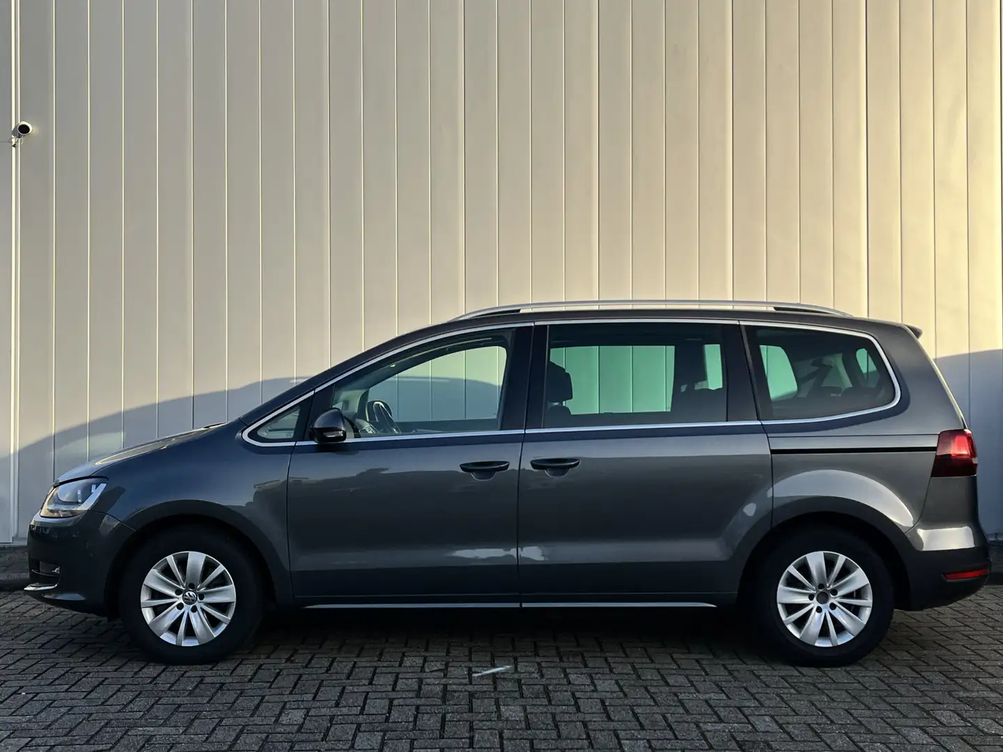 Volkswagen Sharan 1.4 TSI Exclusive Series 7 Persoons NL Auto Trekha Gris - 2