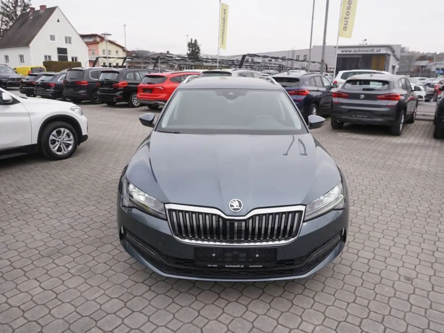 Skoda Superb Kombi 1,6 TDI Ambition DSG *LED+NAVI+ACC* Grau - 2