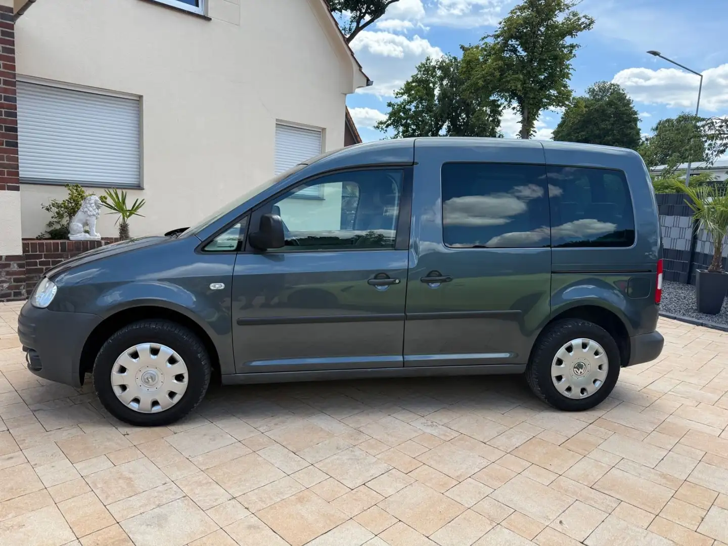 Volkswagen Caddy 1.6 Life+Klima+7 Sitze+1.Hand+ Grau - 2