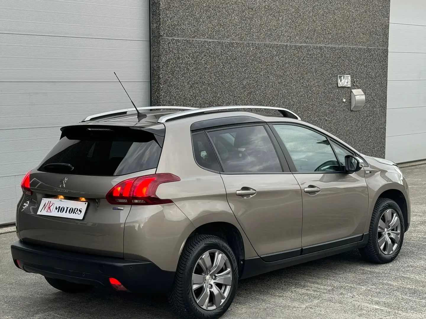 Peugeot 2008 1.2i ESSENCE GARANTIE 12MOIS FACE LIFT EURO6B Gris - 1