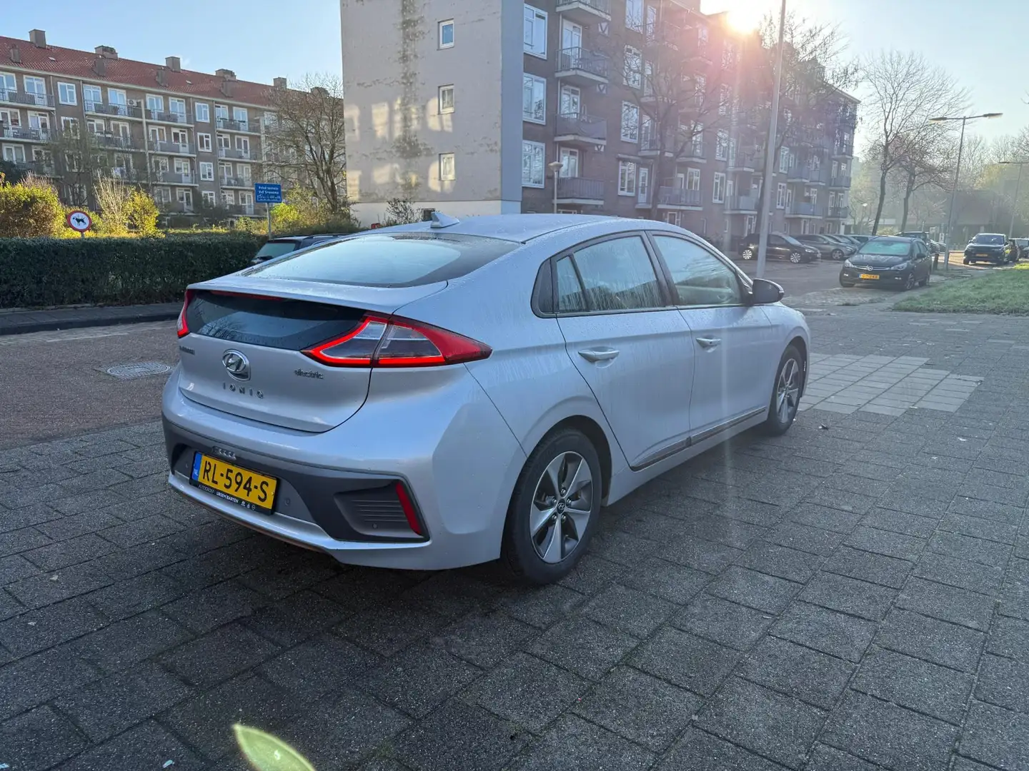 Hyundai IONIQ Comfort EV NAP Cruise NAVI Carplay Grijs - 2
