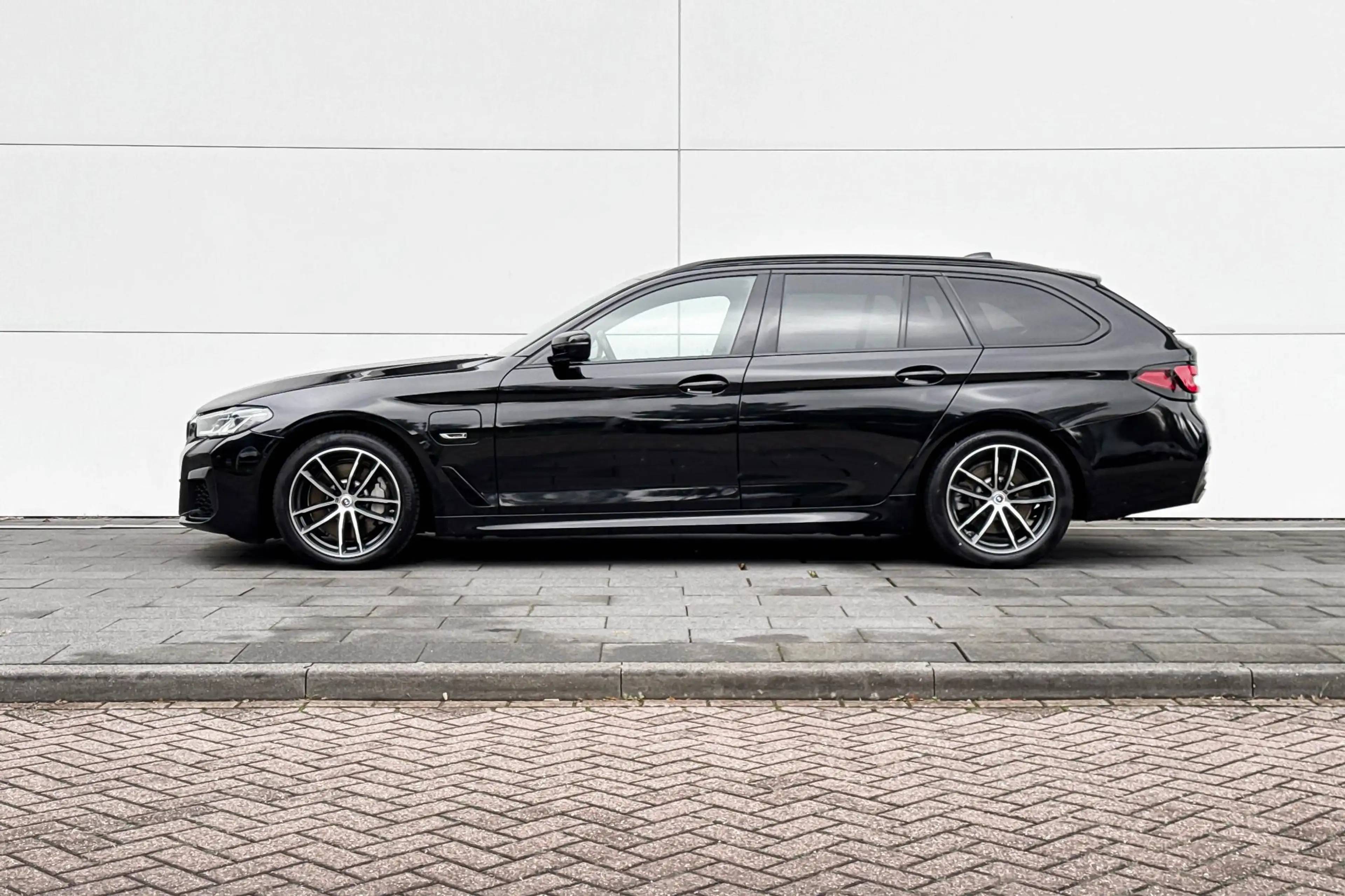 BMW 530 5 Serie Touring 530e xDrive Business Edition Plus — photo 2