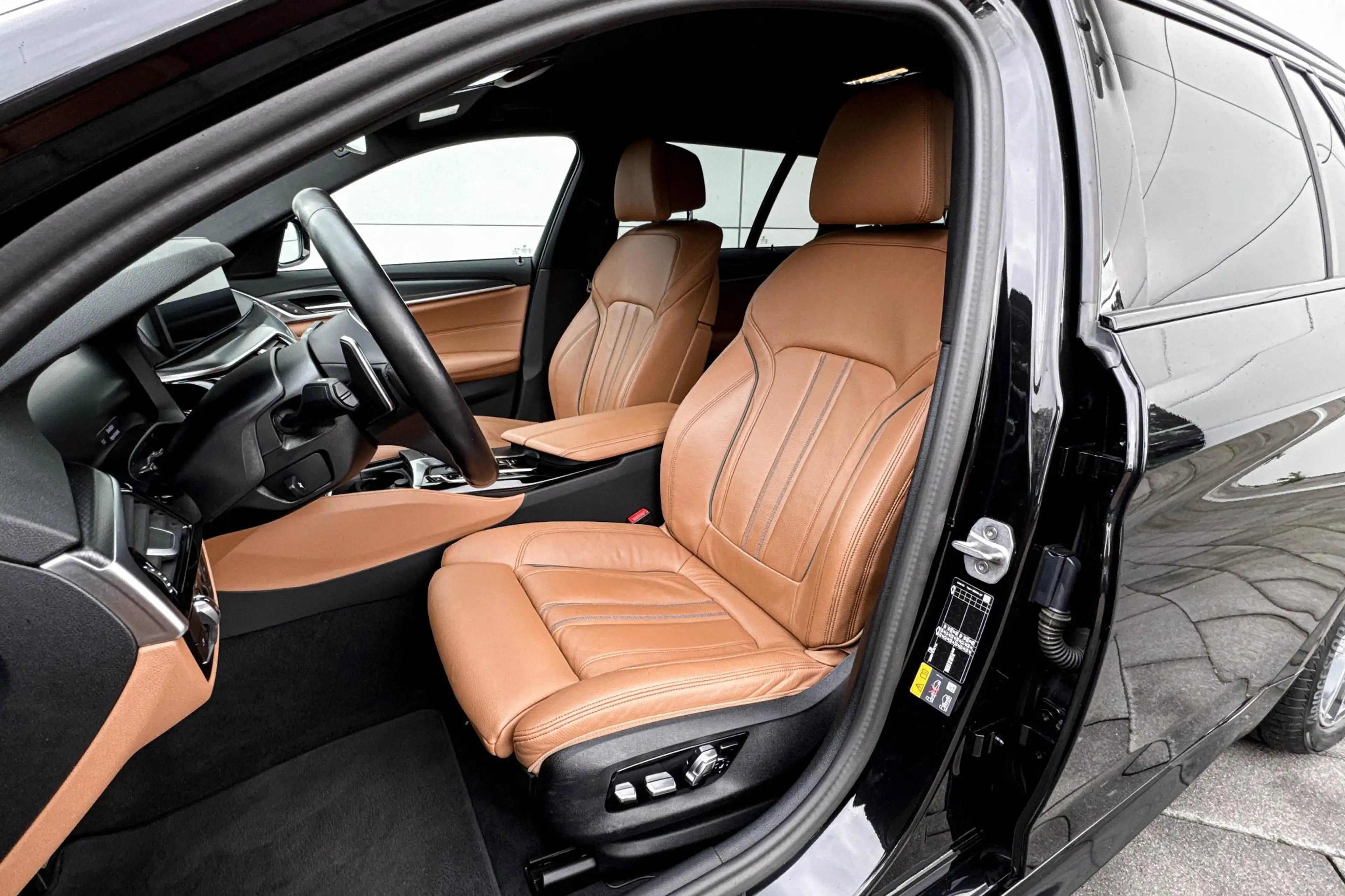 BMW 530 5 Serie Touring 530e xDrive Business Edition Plus — photo 11