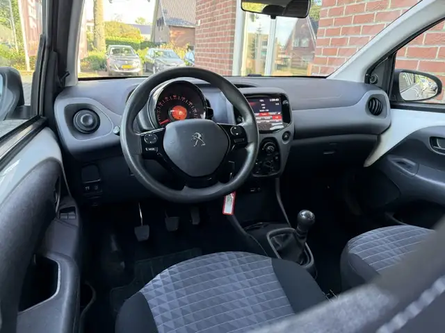 Peugeot 108 view 3