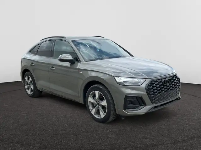 Audi Q5 view 4