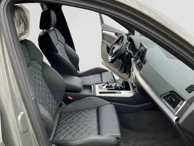 Audi Q5 view 10