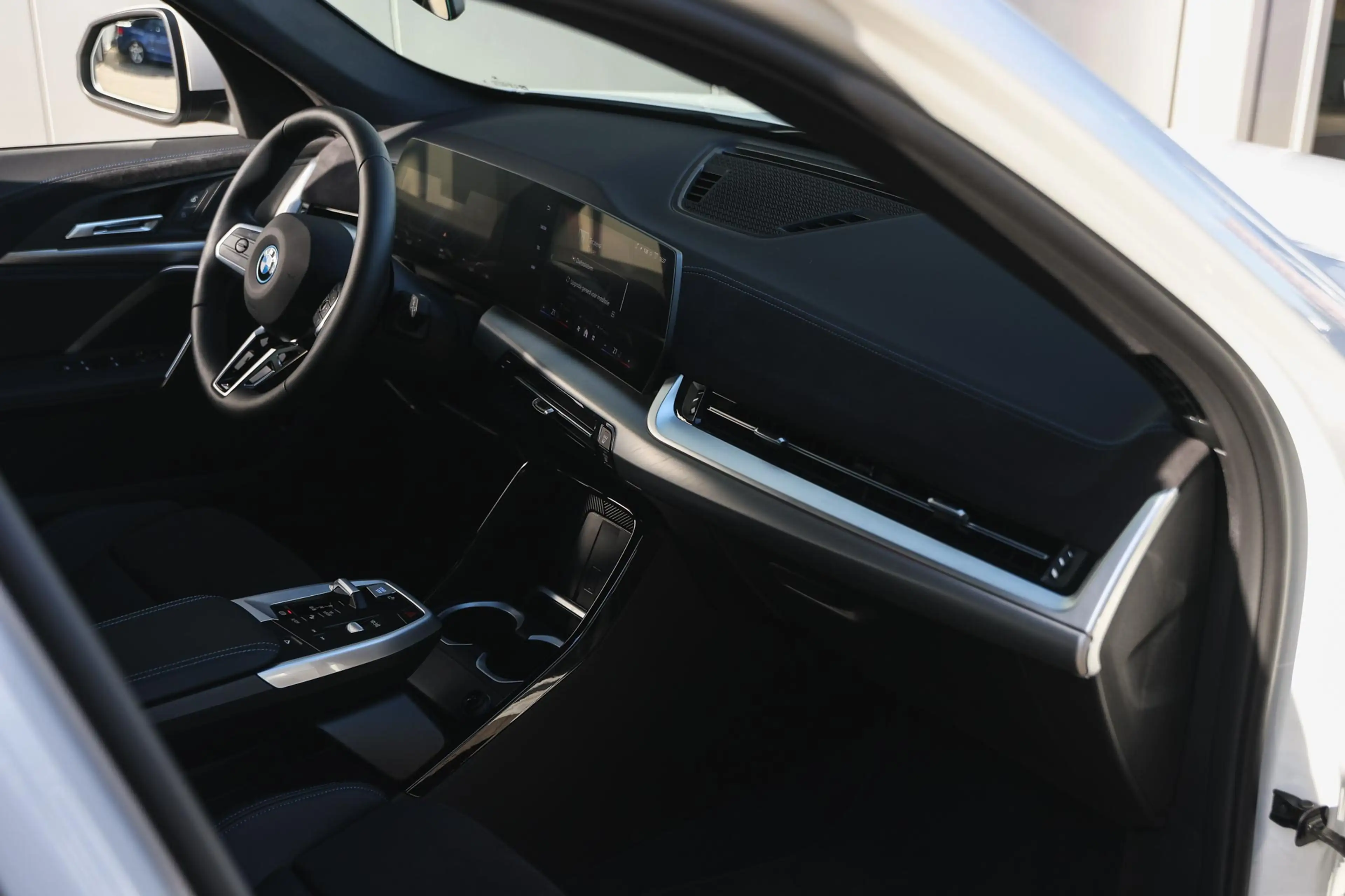 BMW iX1 eDrive20 M Sport / Sportstoelen / Comfort Access / — photo 10