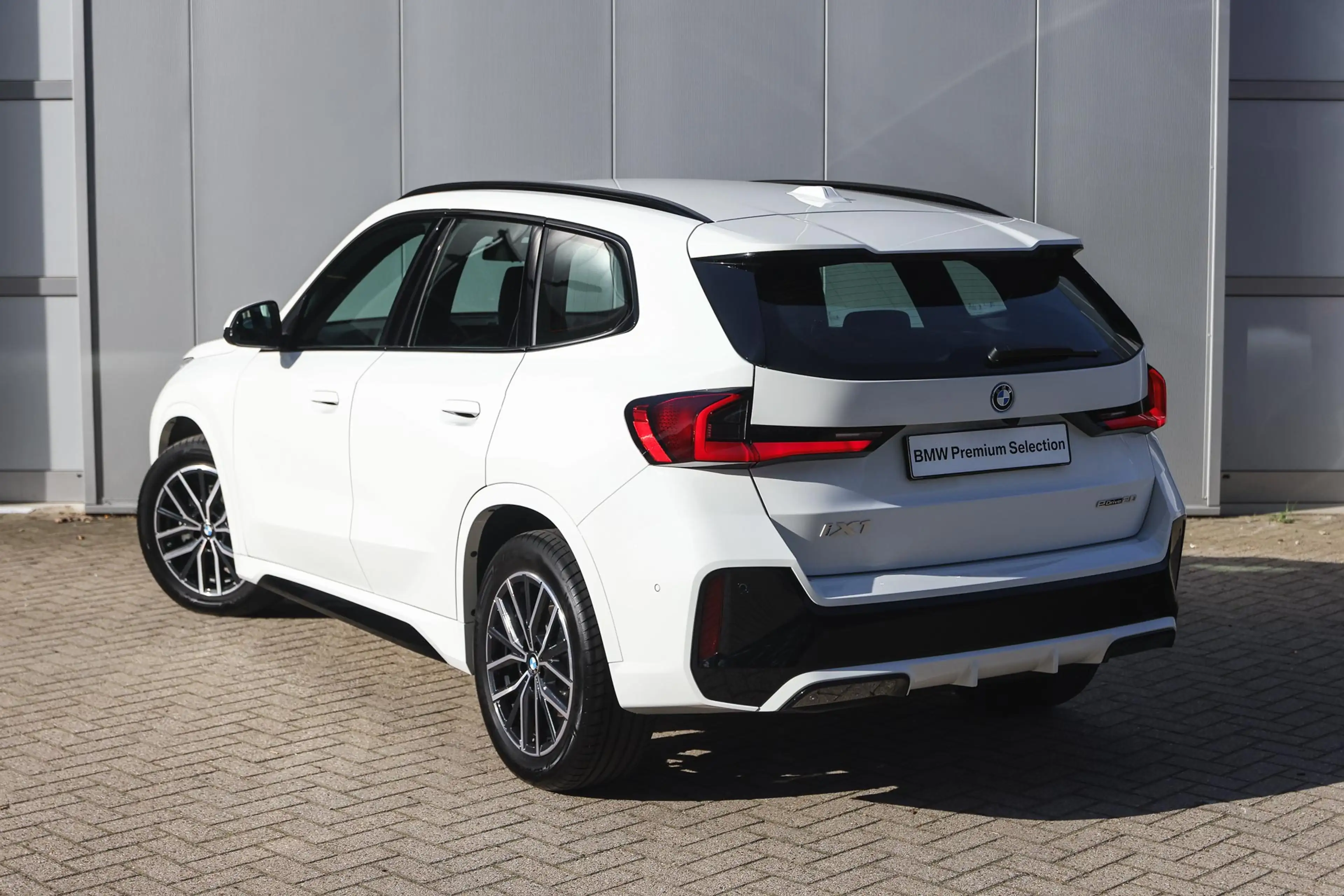 BMW iX1 eDrive20 M Sport / Sportstoelen / Comfort Access / — photo 2