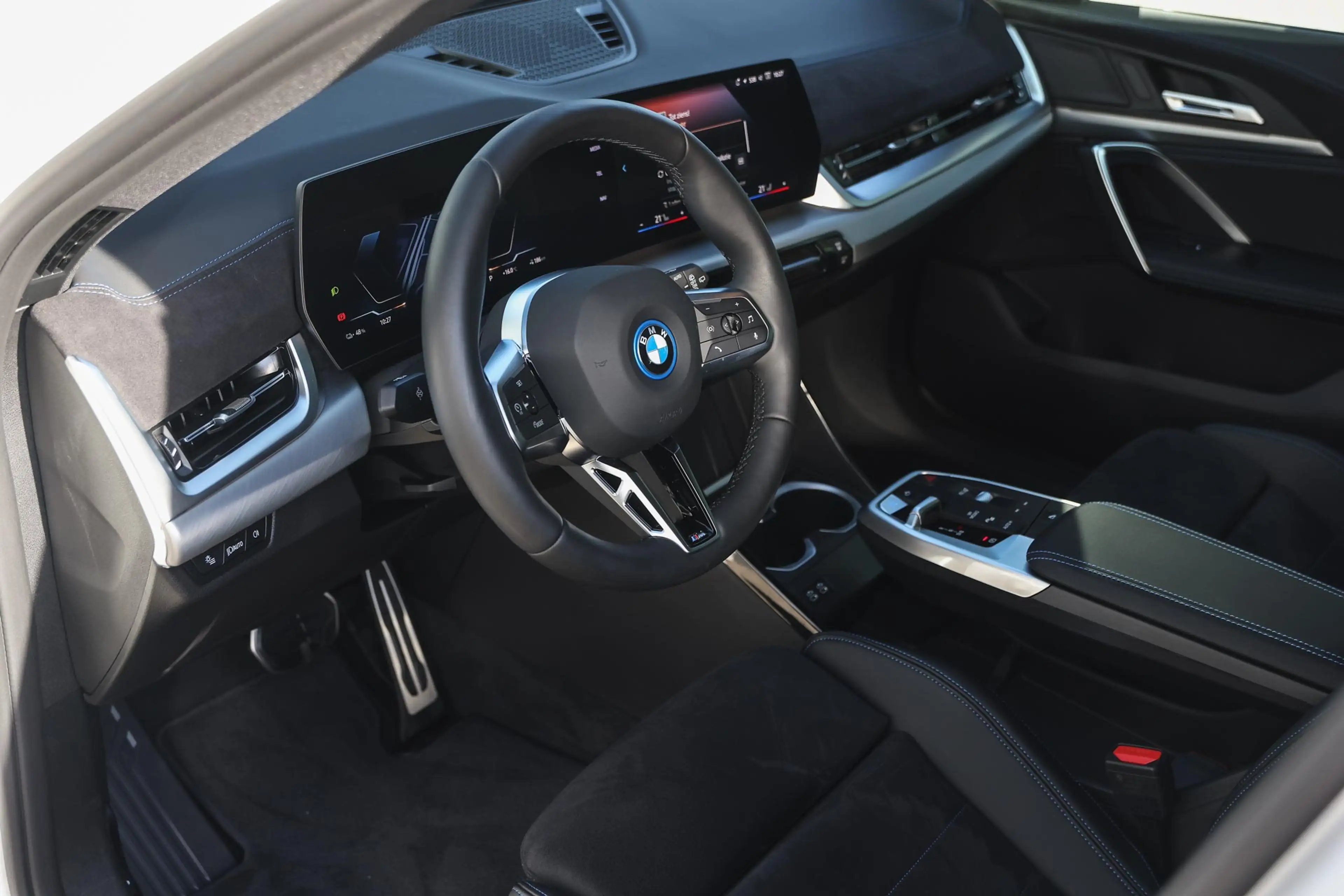 BMW iX1 eDrive20 M Sport / Sportstoelen / Comfort Access / — photo 9