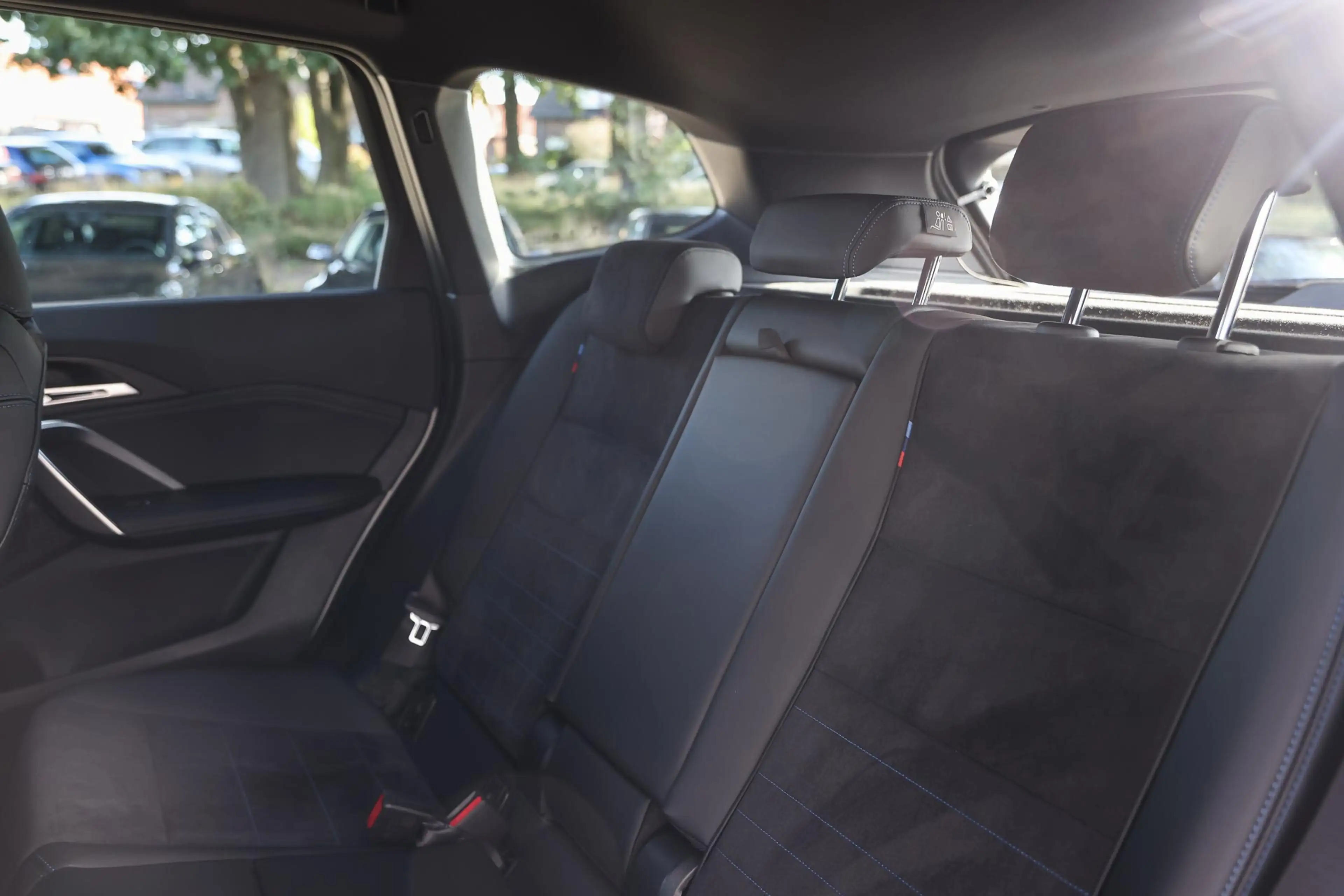 BMW iX1 eDrive20 M Sport / Sportstoelen / Comfort Access / — photo 11