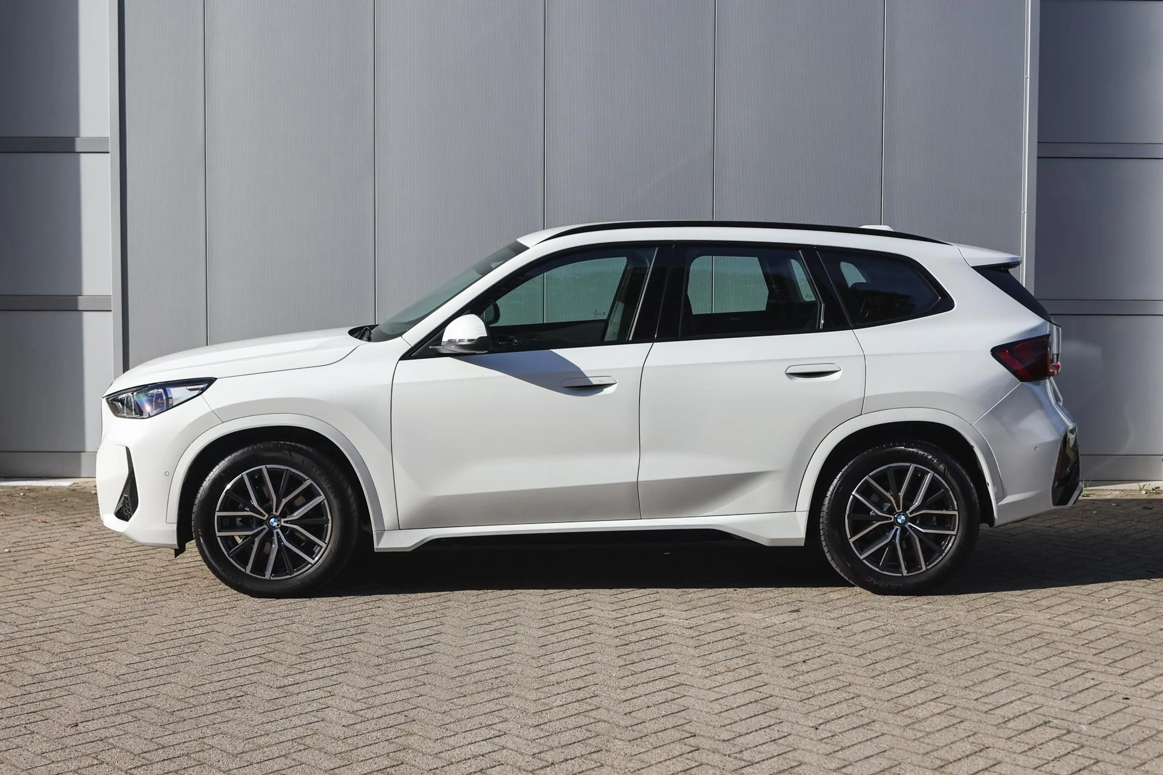 BMW iX1 eDrive20 M Sport / Sportstoelen / Comfort Access / — photo 7