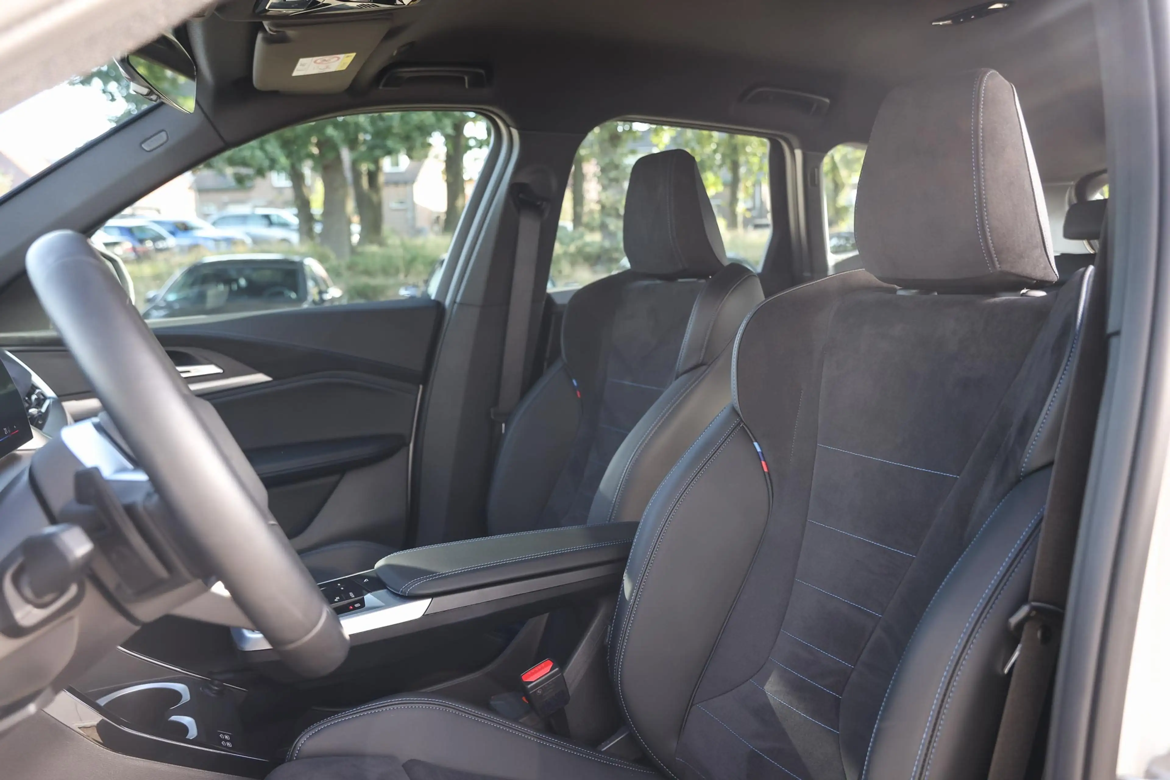 BMW iX1 eDrive20 M Sport / Sportstoelen / Comfort Access / — photo 12