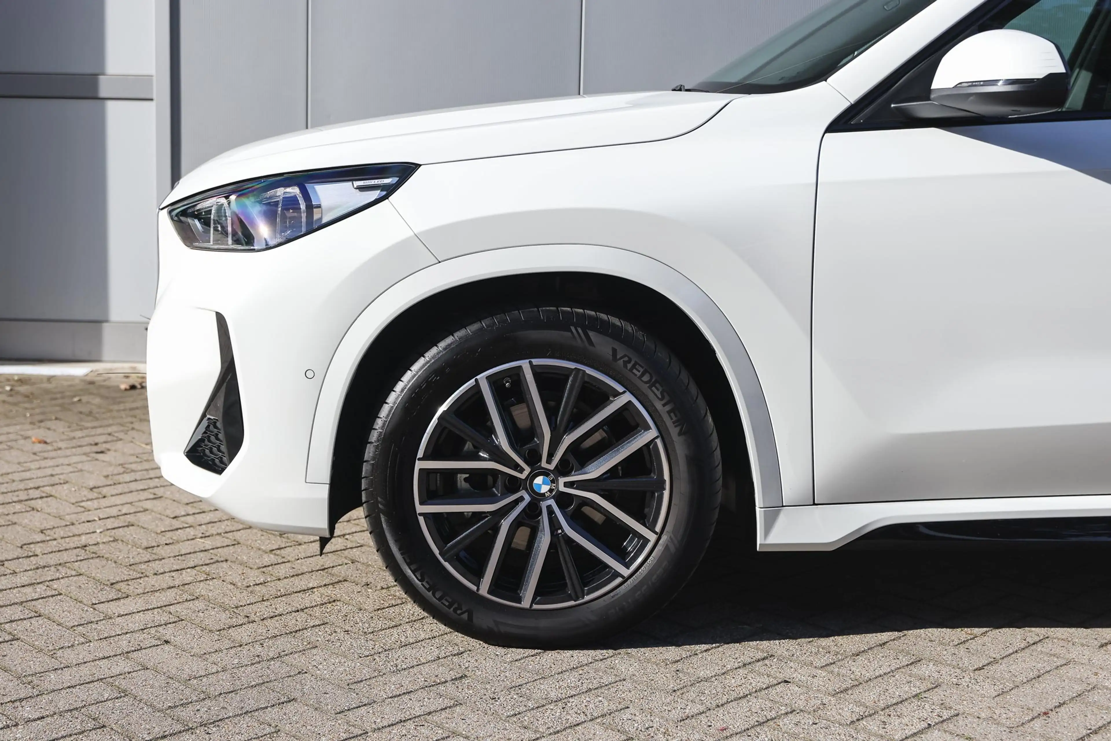 BMW iX1 eDrive20 M Sport / Sportstoelen / Comfort Access / — photo 4