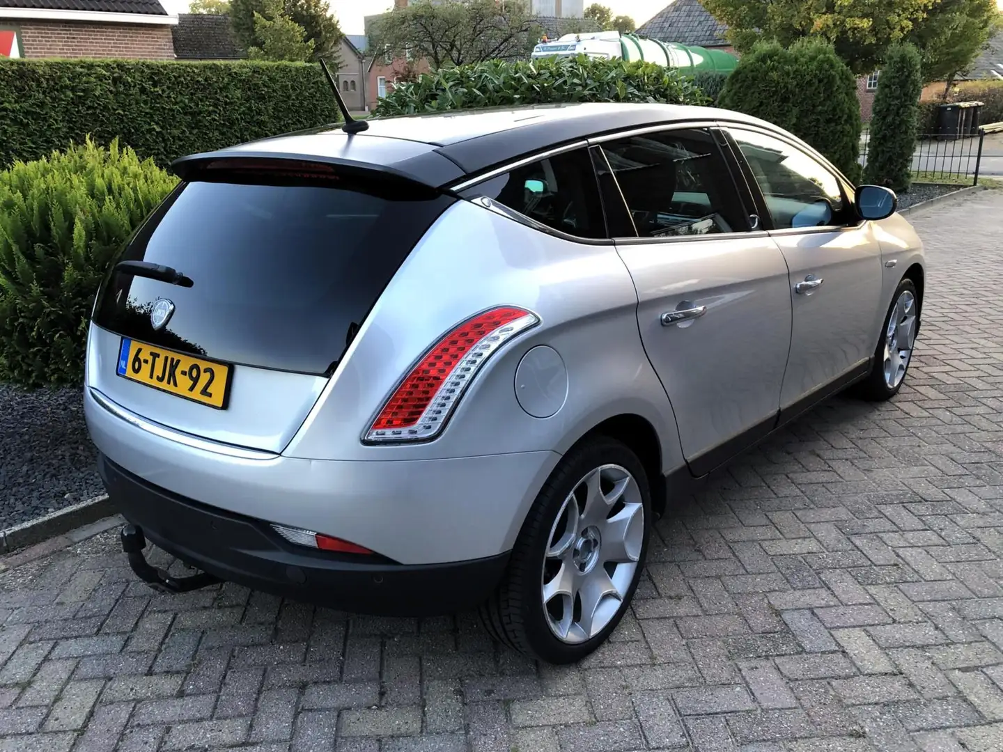 Lancia Delta 1.9-16V Twin-Turbo Hard Black Grijs - 2