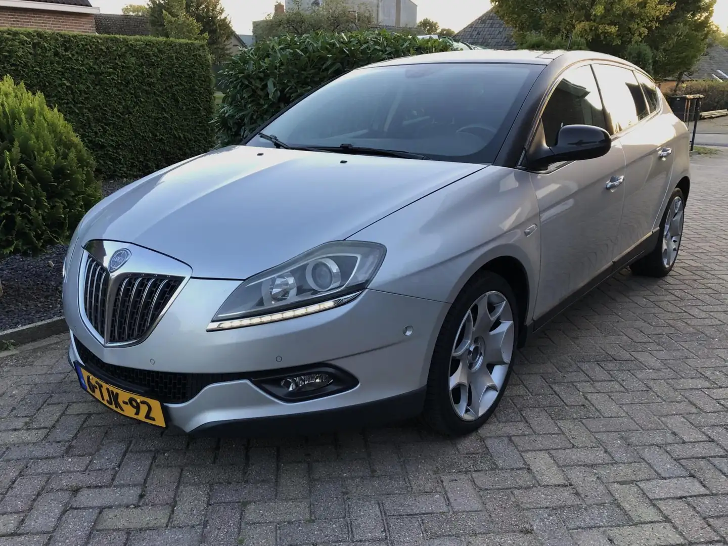 Lancia Delta 1.9-16V Twin-Turbo Hard Black Grijs - 1