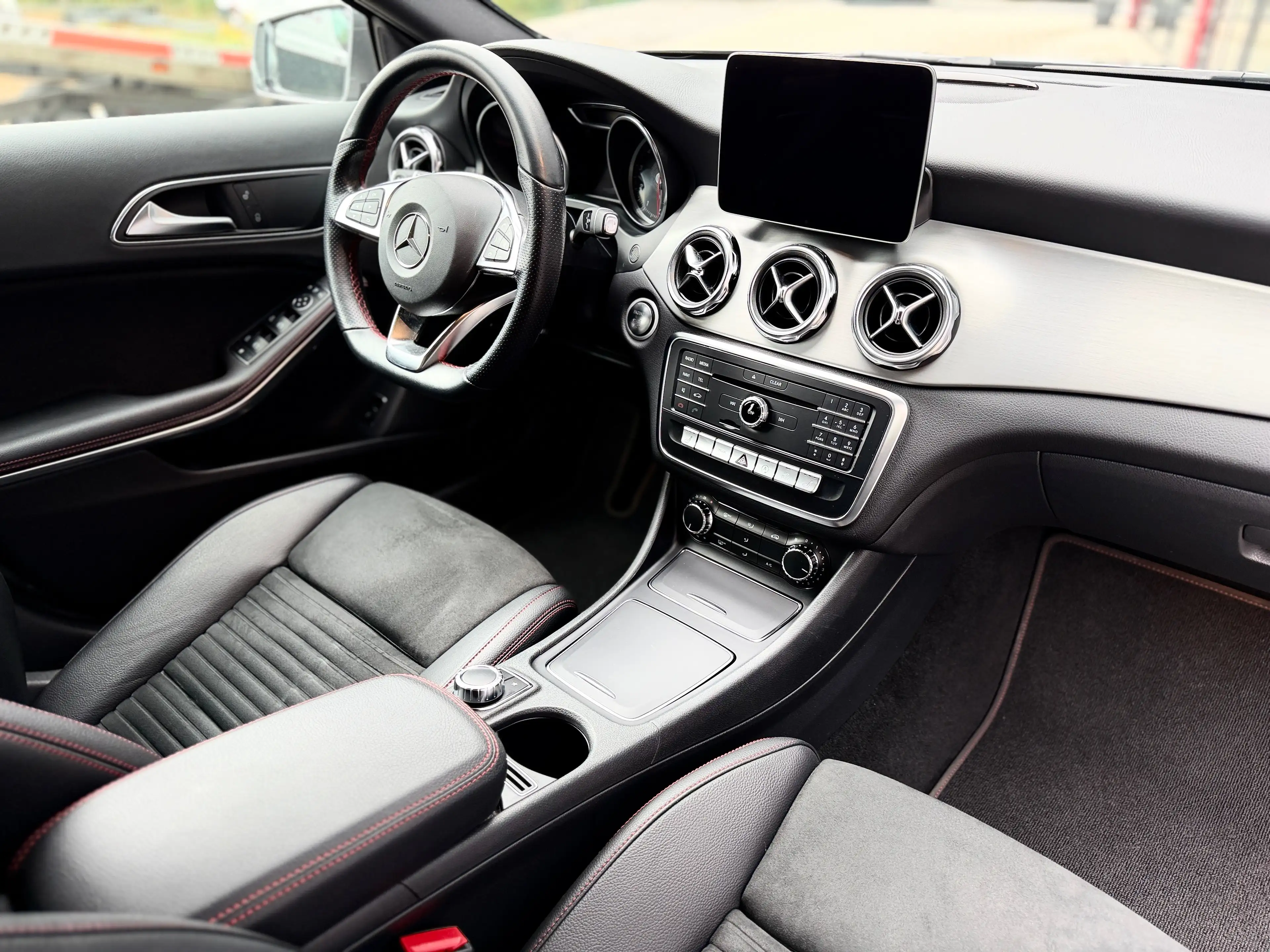 Mercedes-Benz GLA 250 7G DTC AMG LINE*NAV*360*LED*AHK*CARPLAY*19Z*PDC — photo 15