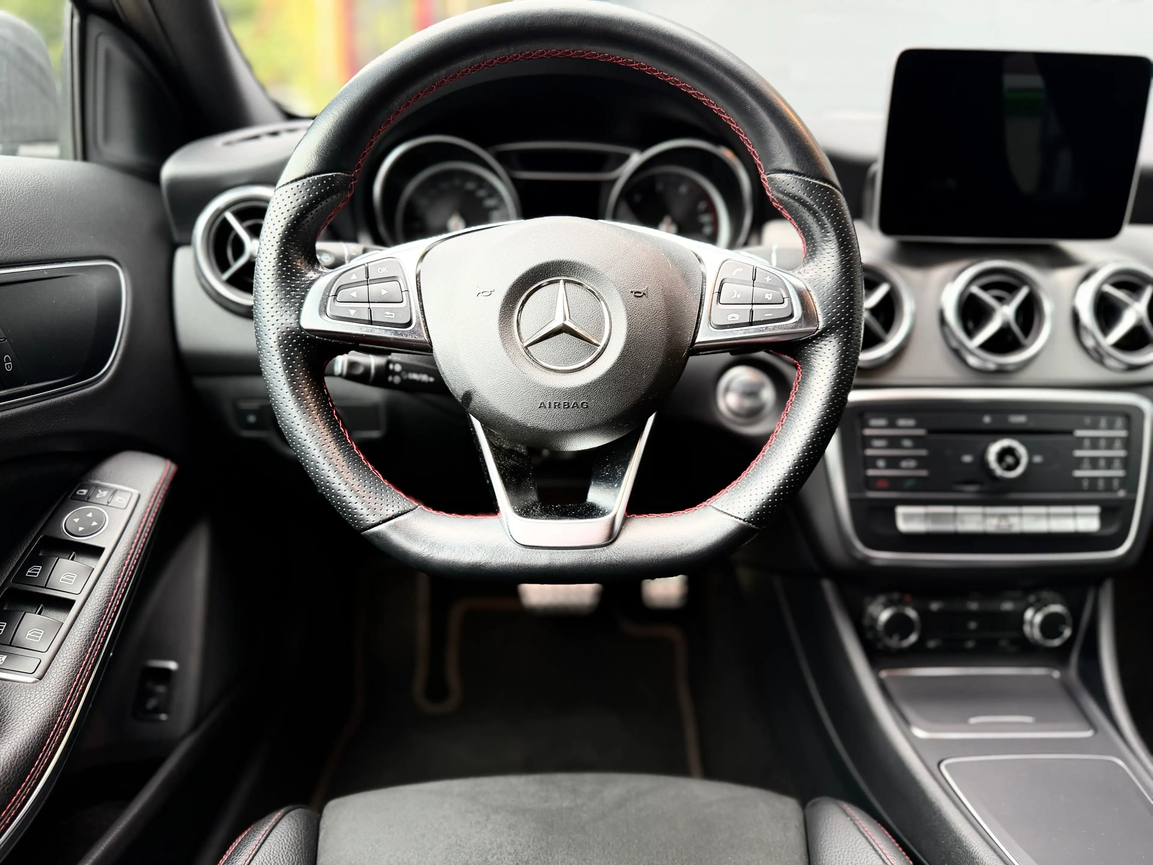 Mercedes-Benz GLA 250 7G DTC AMG LINE*NAV*360*LED*AHK*CARPLAY*19Z*PDC — photo 11
