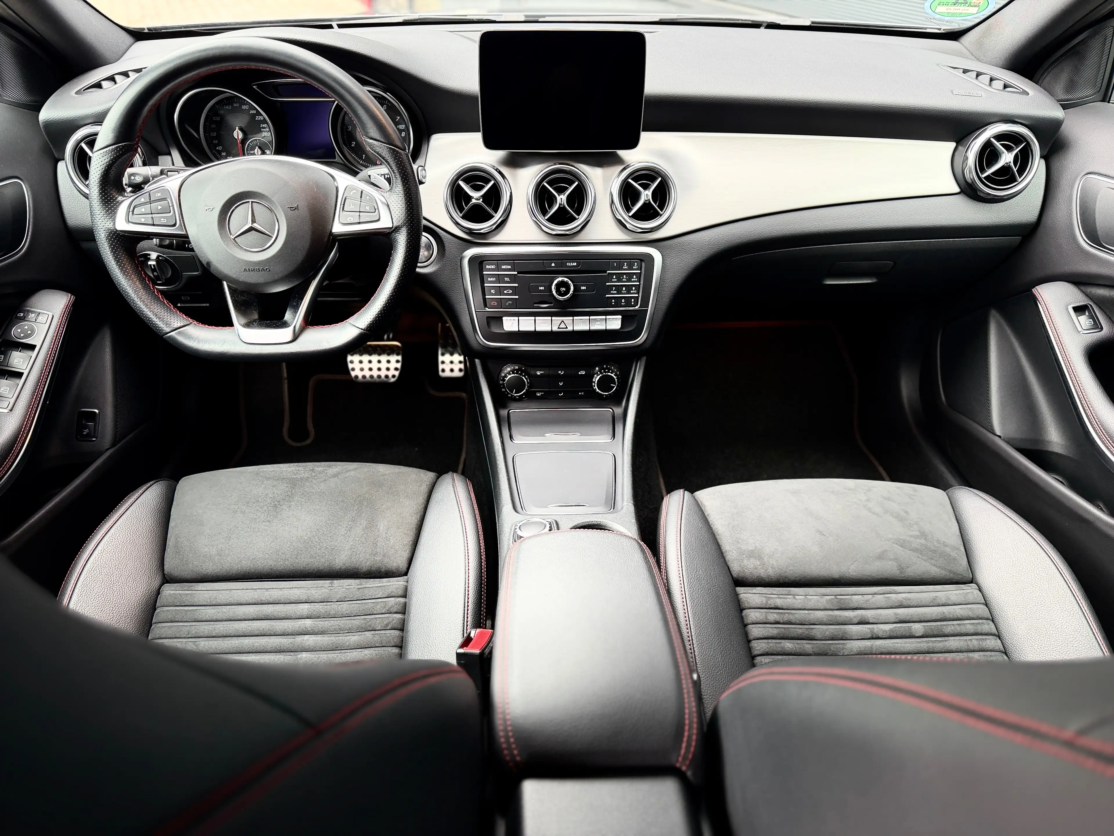 Mercedes-Benz GLA 250 7G DTC AMG LINE*NAV*360*LED*AHK*CARPLAY*19Z*PDC — photo 10