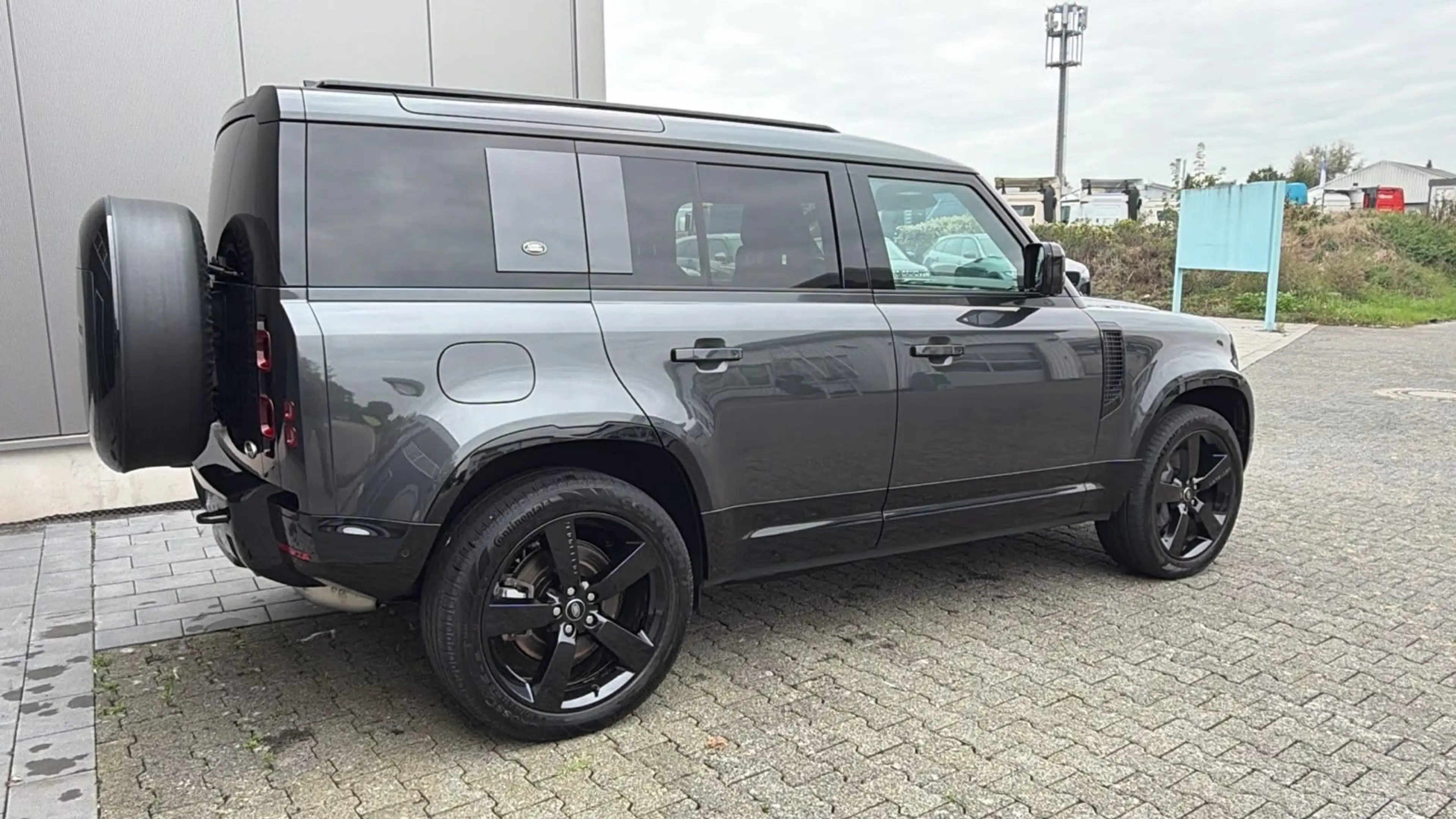 Land Rover Defender 110 X-Dynamic HSE — photo 4