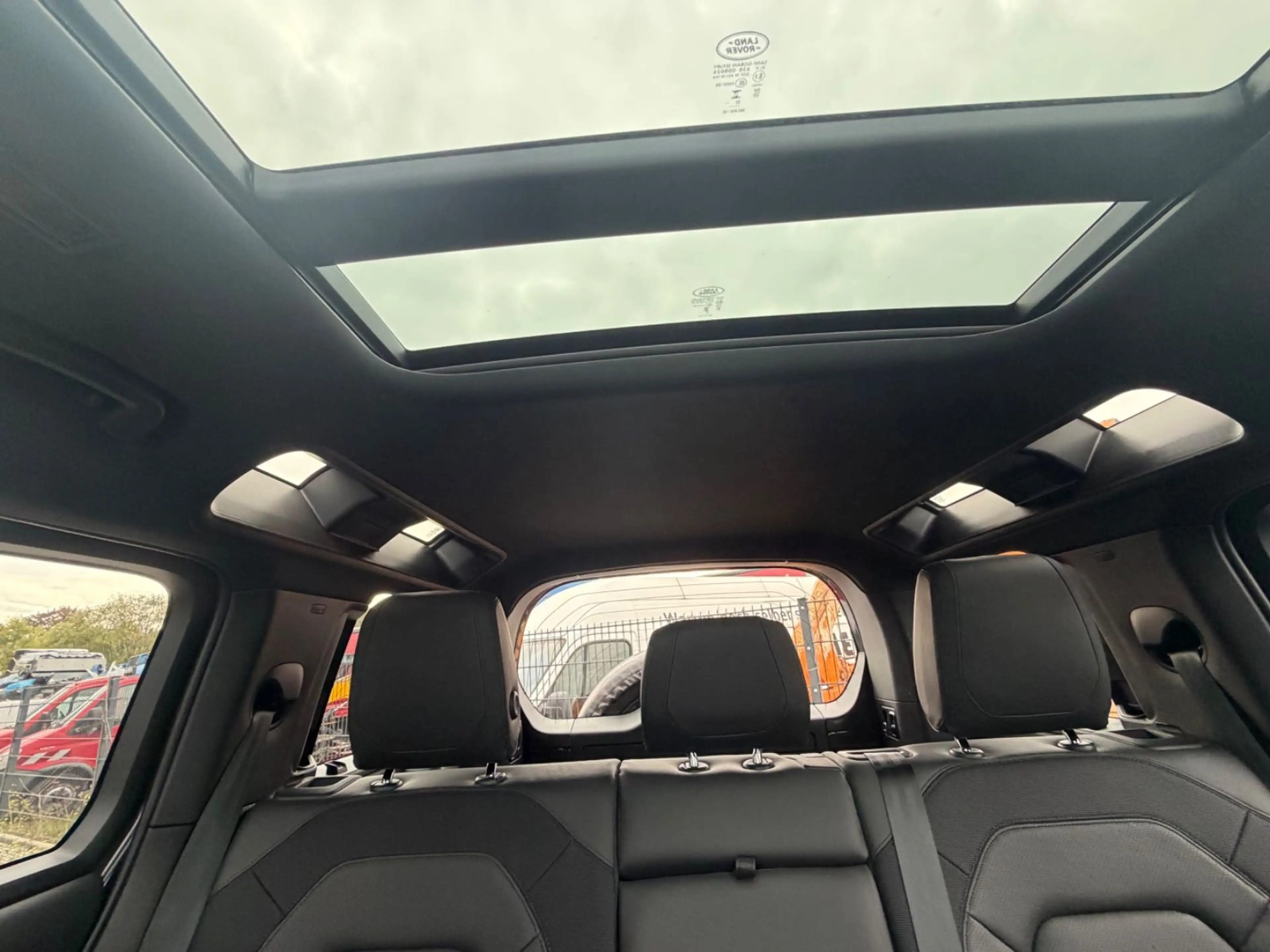 Land Rover Defender 110 X-Dynamic HSE — photo 10