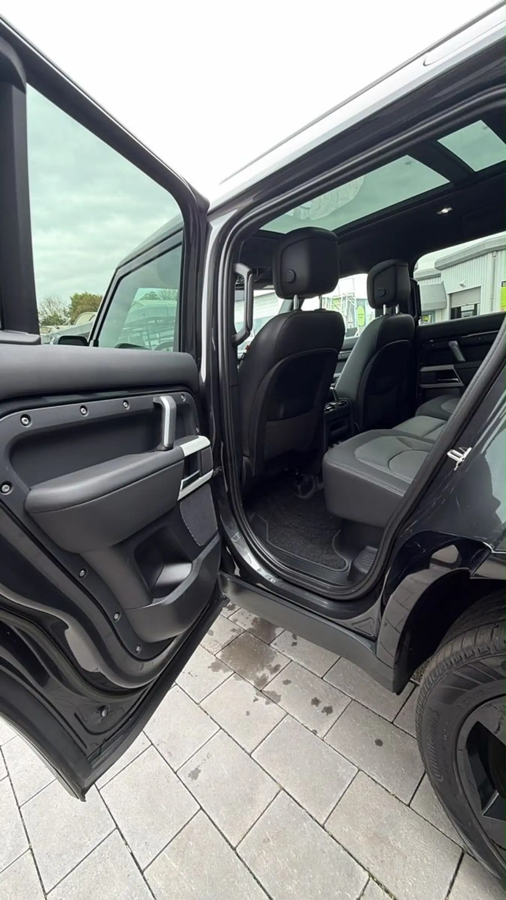 Land Rover Defender 110 X-Dynamic HSE — photo 11