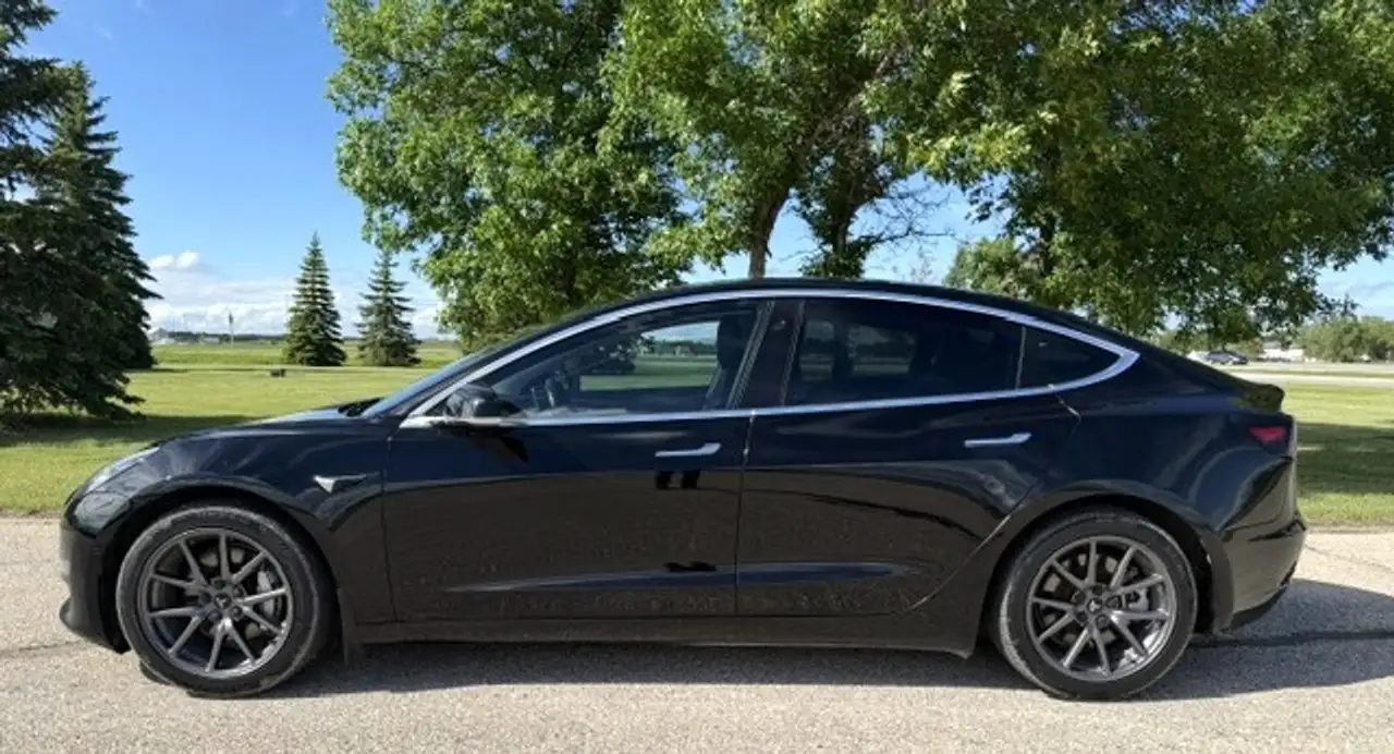 Tesla Model 3 photo Tesla Model 3