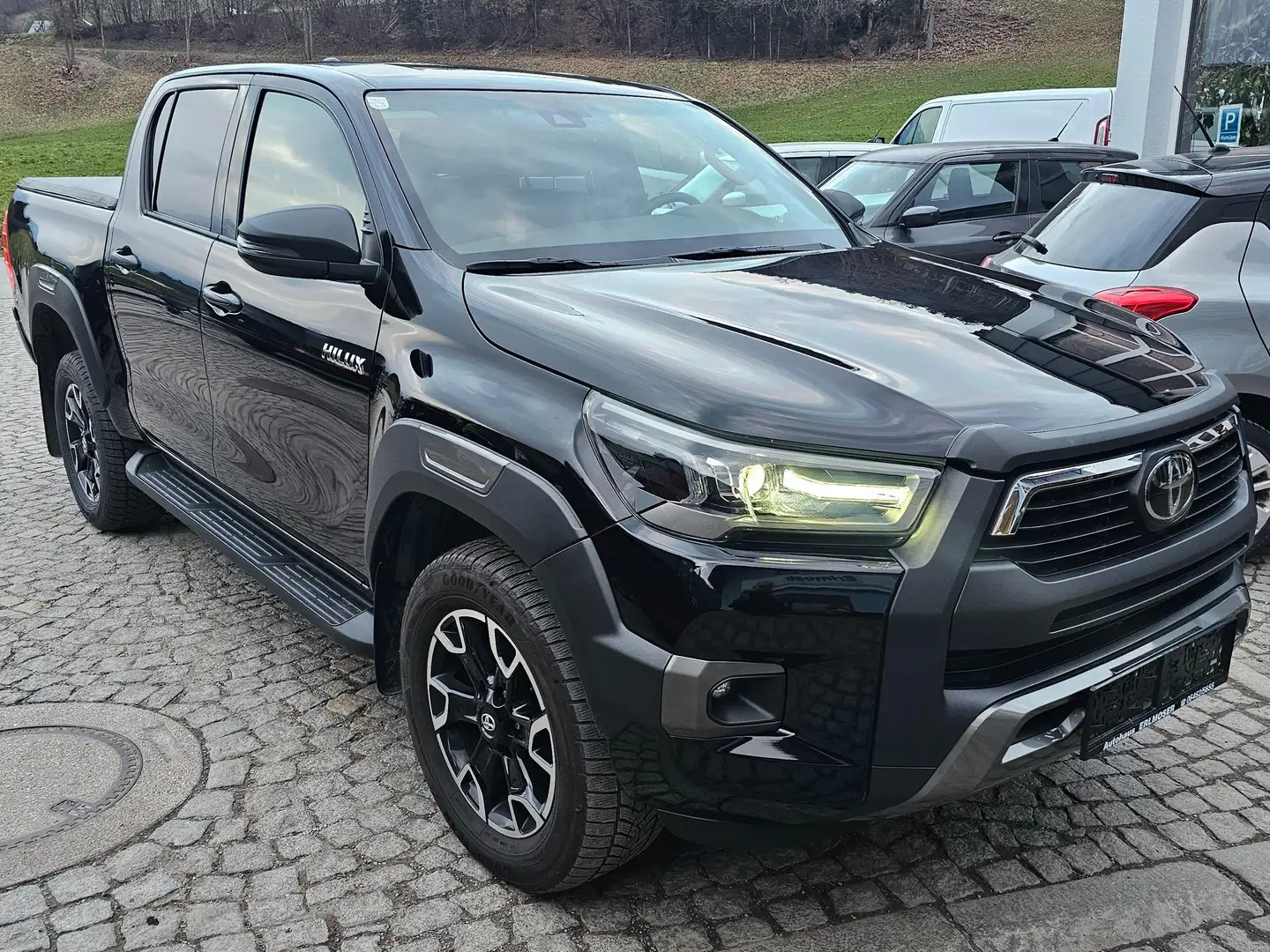 Toyota Hilux Hilux DK Invincible 4WD 2,8 D-4D Aut. Invincible Schwarz - 1