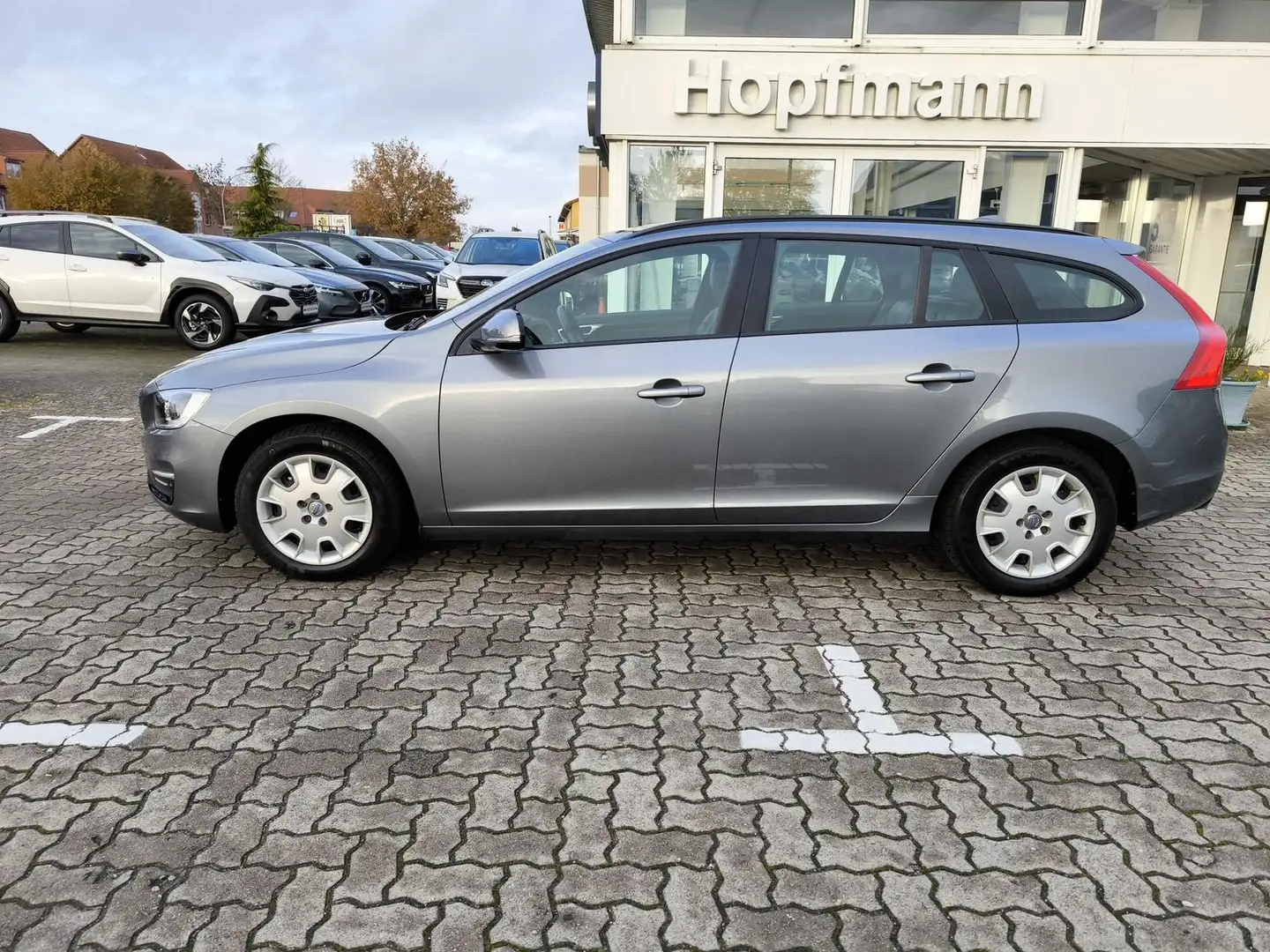 Volvo V60 T3 MT Bi-Xenon/Navi/Kamera/Scheibenhzg Grau - 2