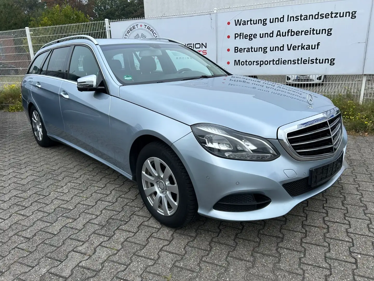 Mercedes-Benz E 200 T BlueTec AHK NAVI 360Gr. Argent - 1