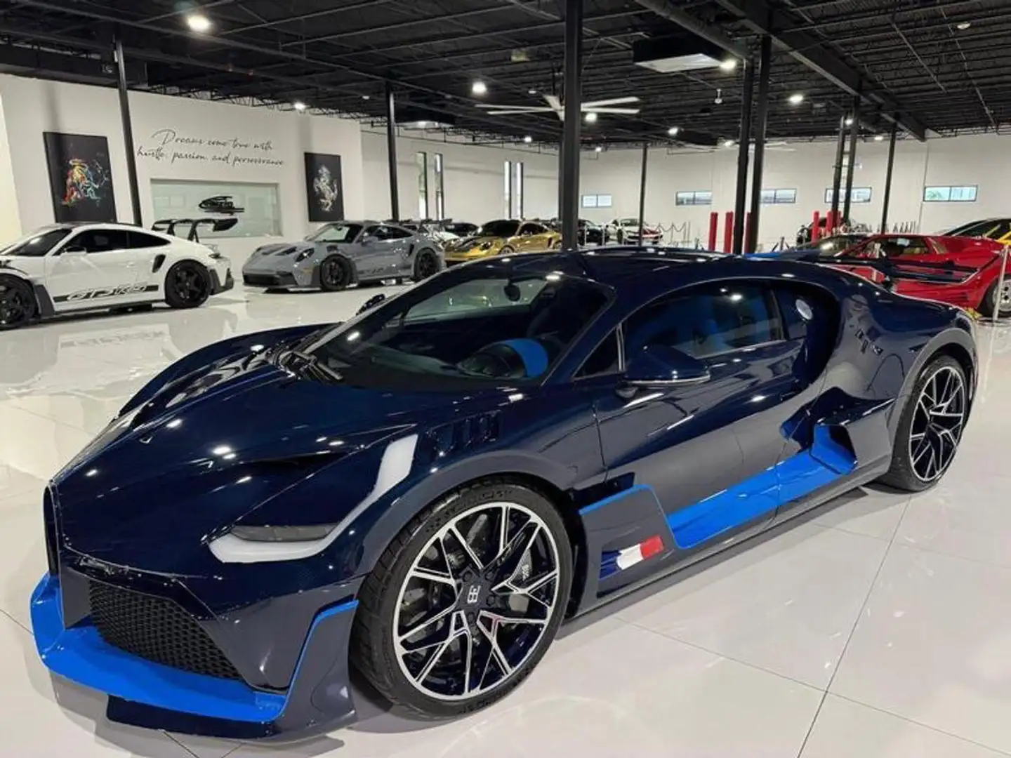 Bugatti Divo DIVO 8.0 W16 1500 HP "1 of 40 FOR THE WORLD" Modrá - 1