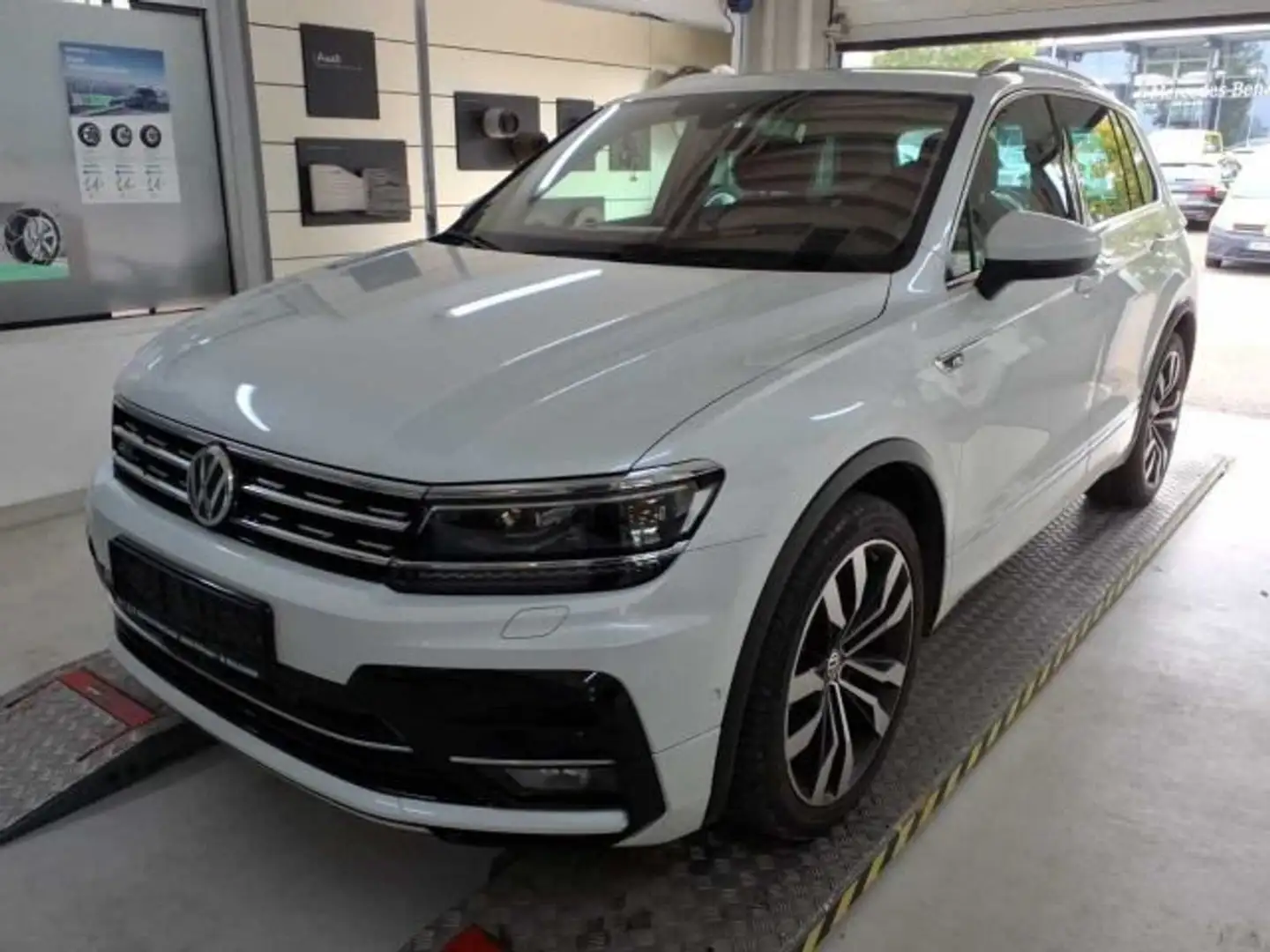 Volkswagen Tiguan 2.0TDI Highline DSG 4M R-Line Pano AHK LE Weiß - 2