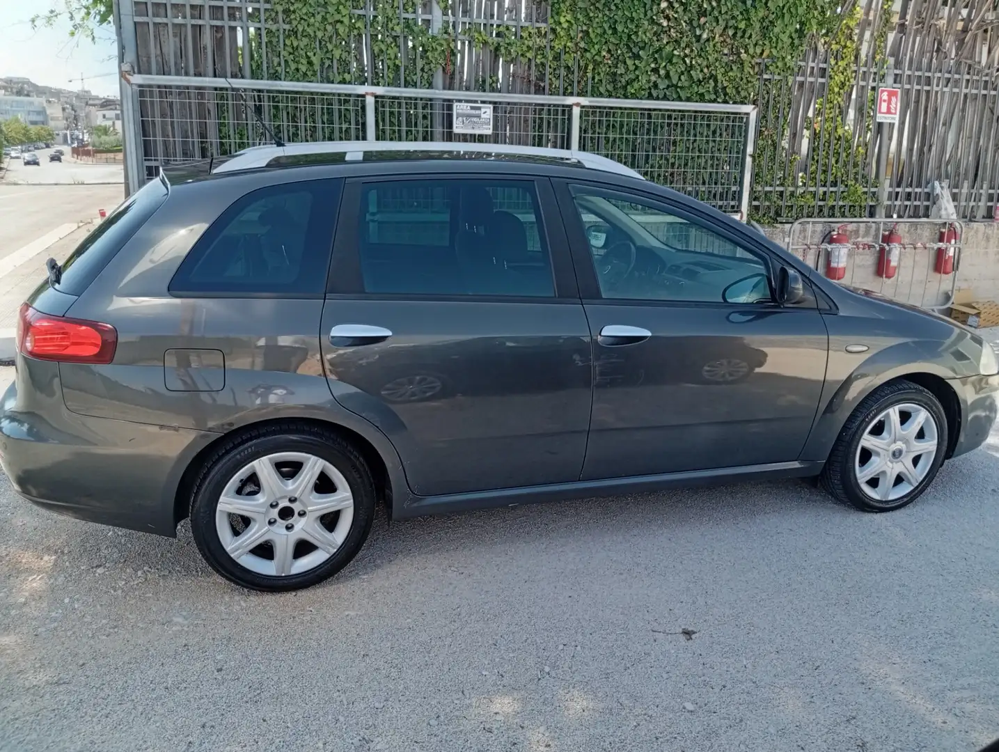 Fiat Croma 1.9 Multijet Active Grijs - 2