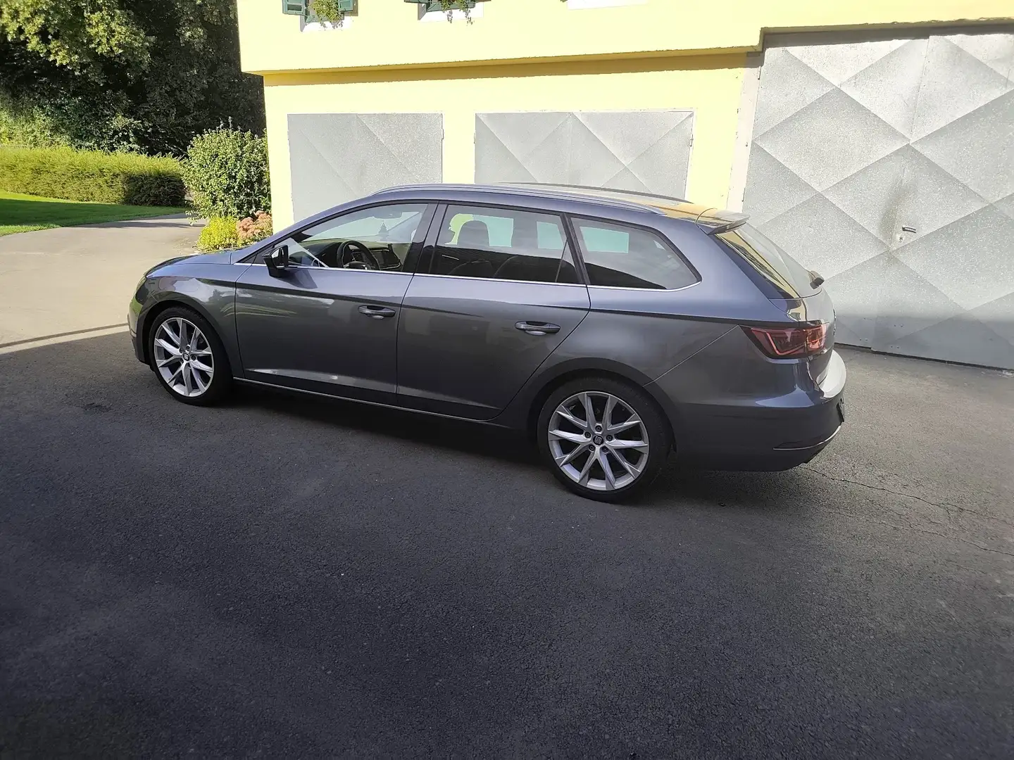 SEAT Leon ST 1.4 TSI ACT Start&Stop DSG FR Grau - 2