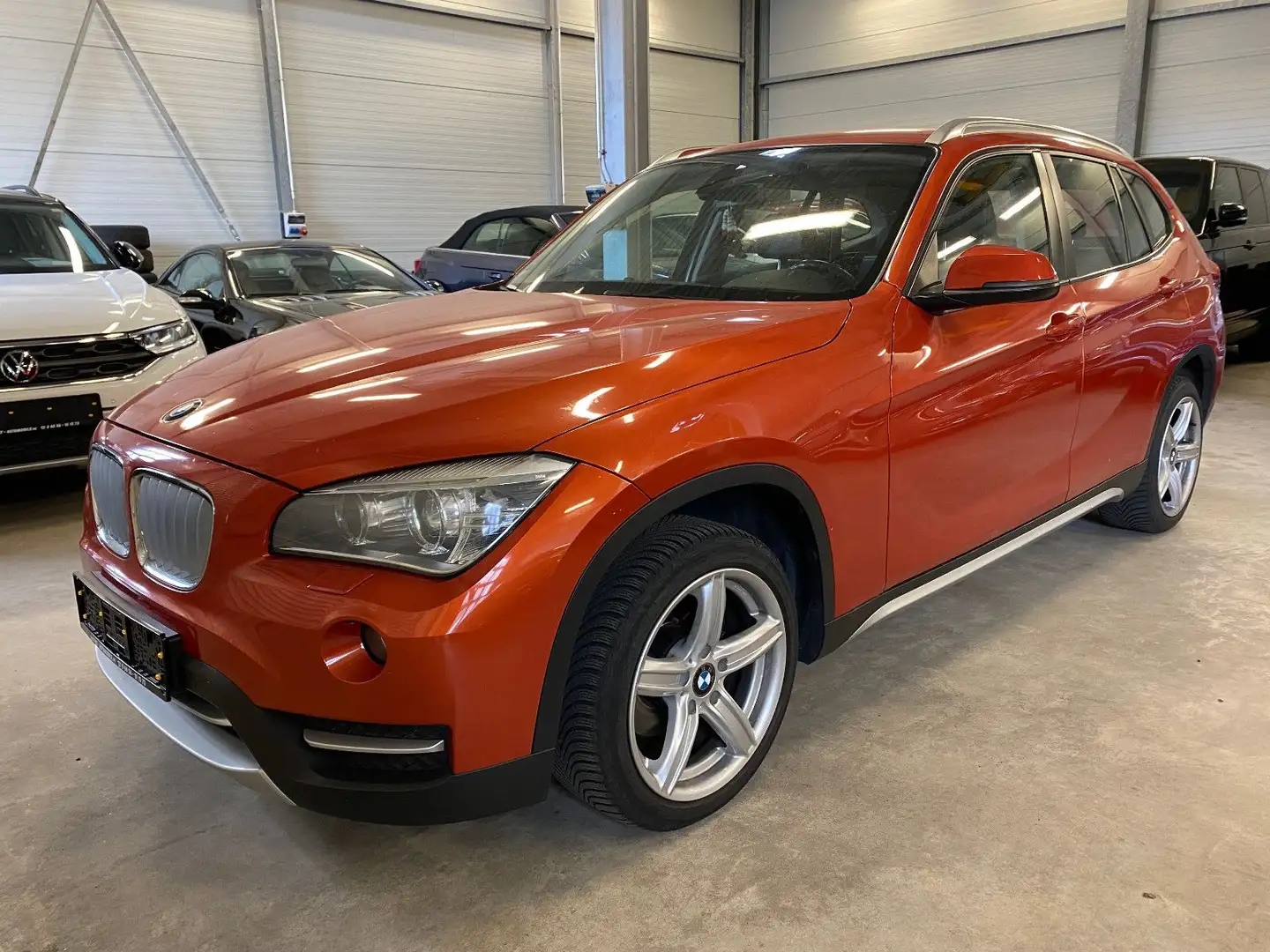 BMW X1 20d X-Line X-Drive Navi Bi-Xen Leder Memory Orange - 1
