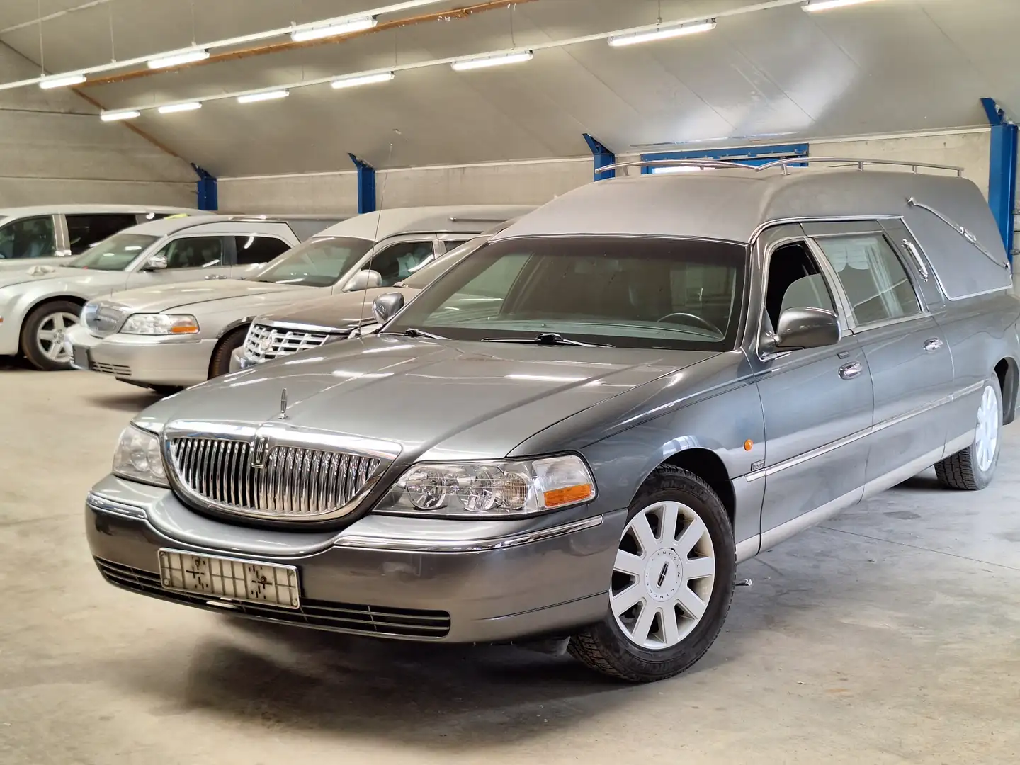 Lincoln Town Car LEICHENWAGEN-CORBILLARD Gris - 1