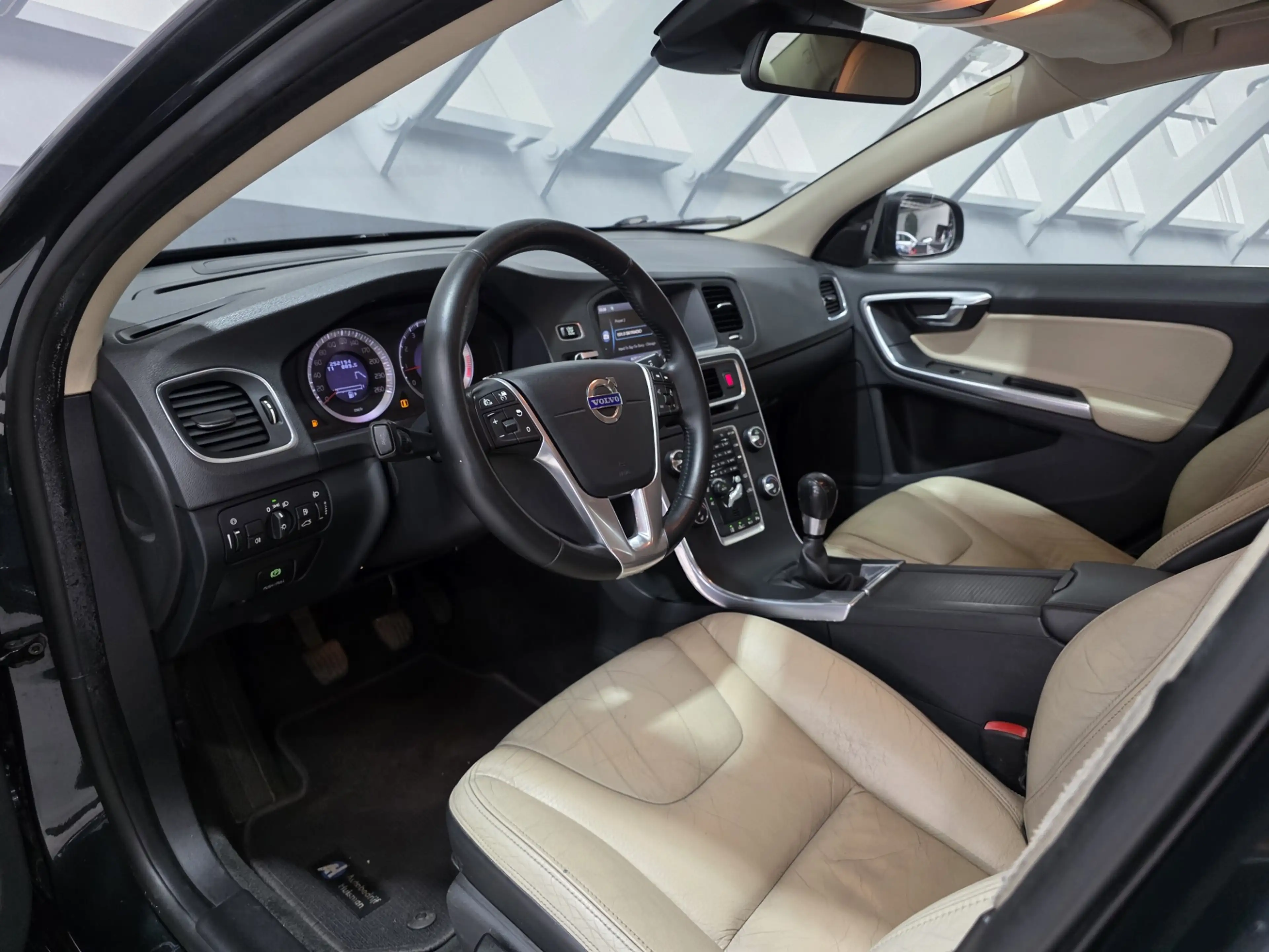 Volvo S60 2.0T Summum — photo 13