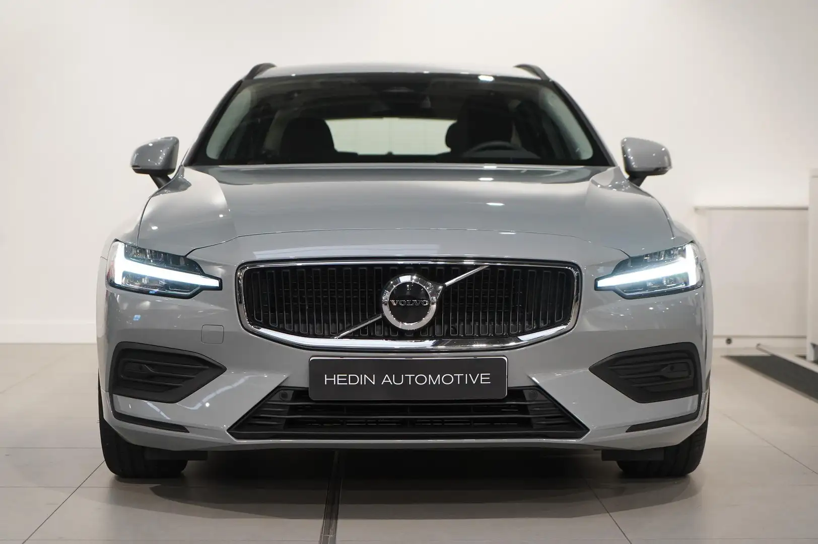 Volvo V60 B3 Essential Edition Mild Hybride Automaat 163pk | Grijs - 2