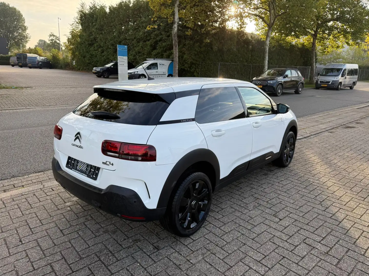 Citroen C4 Cactus 1.2 PureTech Feel, Navi, 12 mnd Garantie Wit - 2
