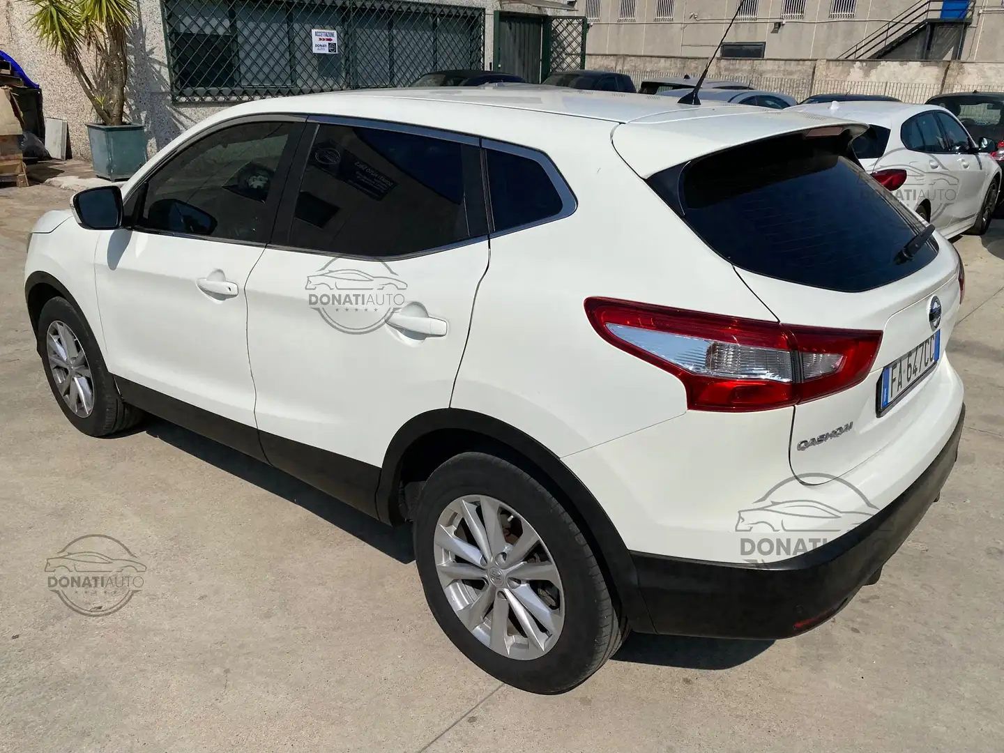 Nissan Qashqai 1.2 115cv xtronic E6 Wit - 2