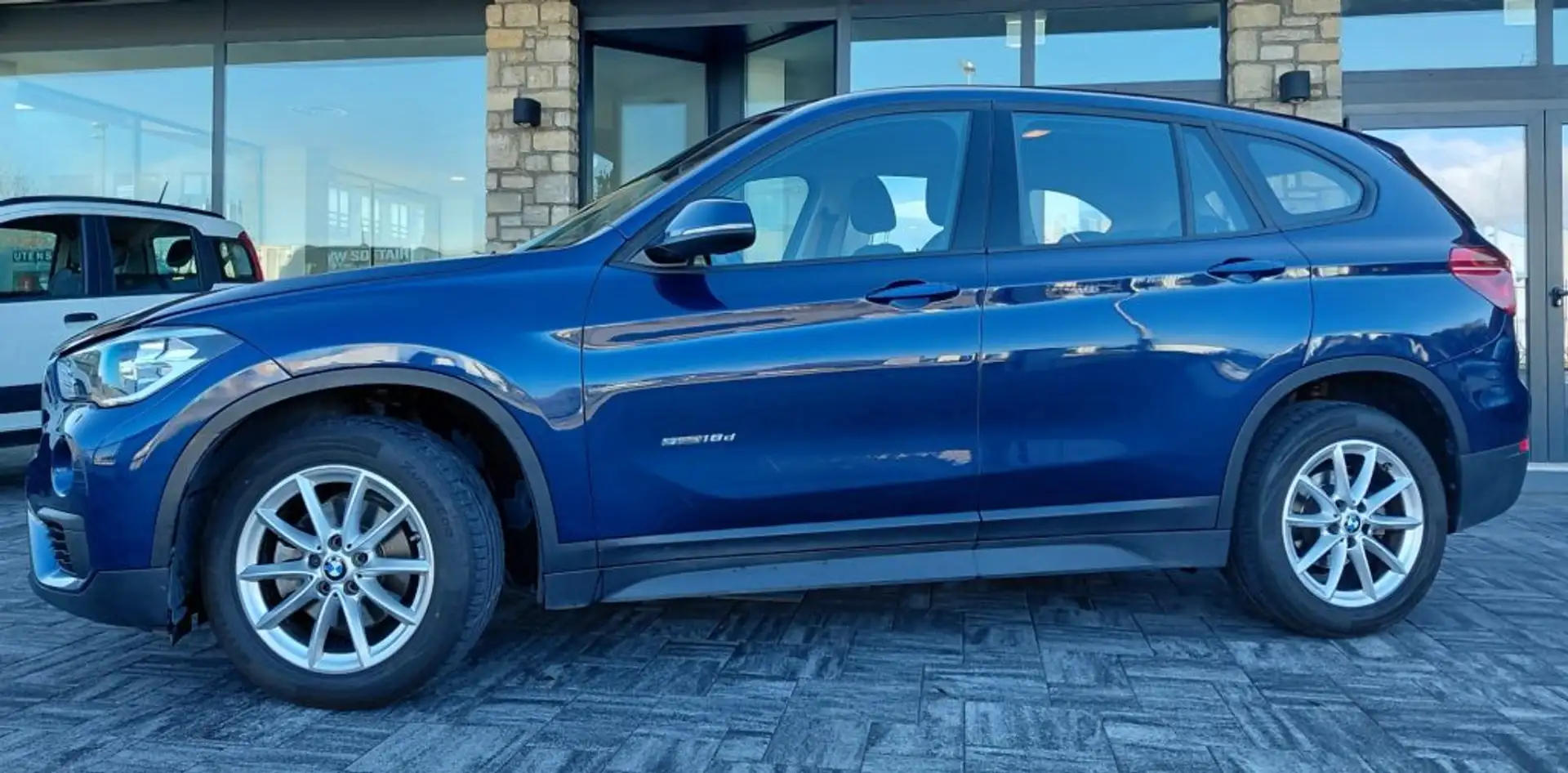 BMW X1 sDrive18d Advantage Bleu - 2
