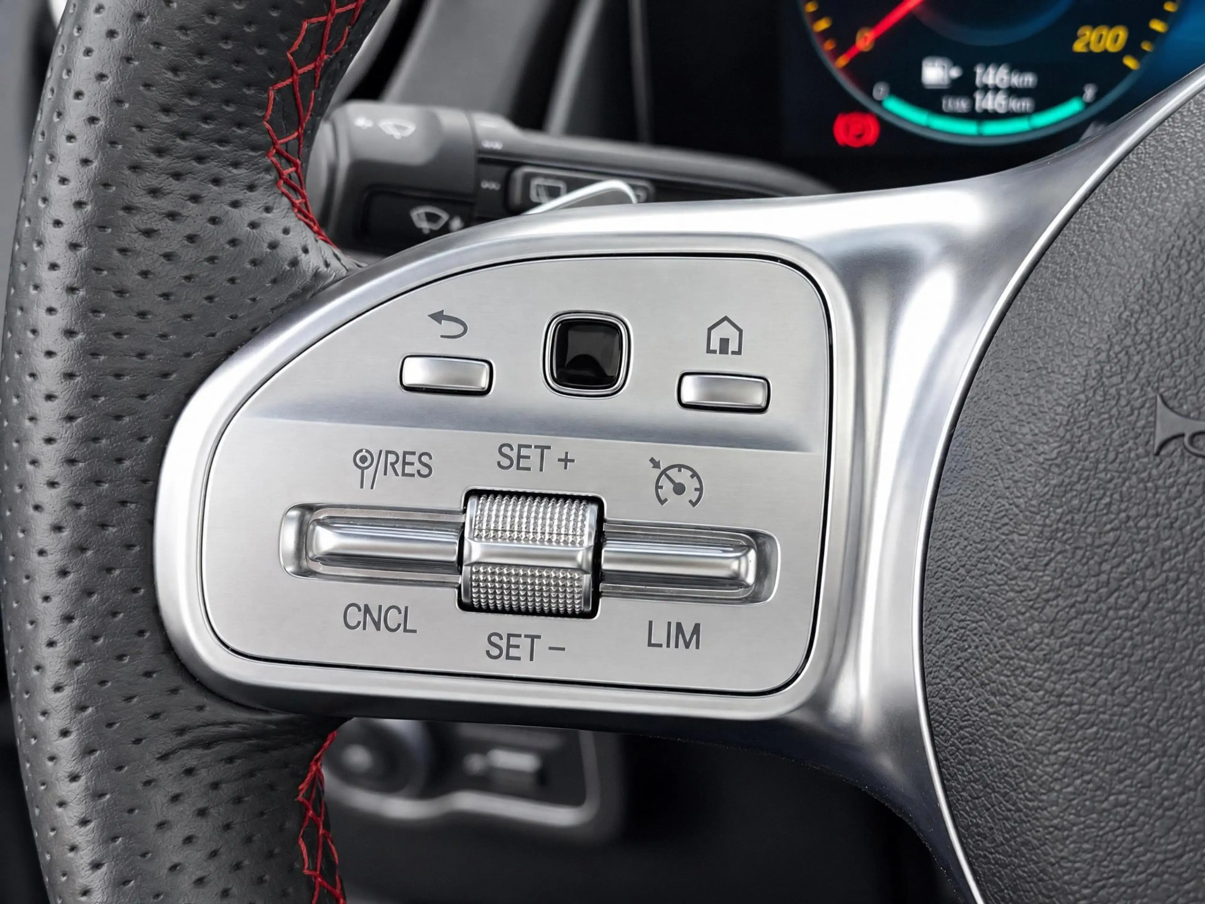 Mercedes-Benz EQB 250 AMG Line 67 kWh — photo 11