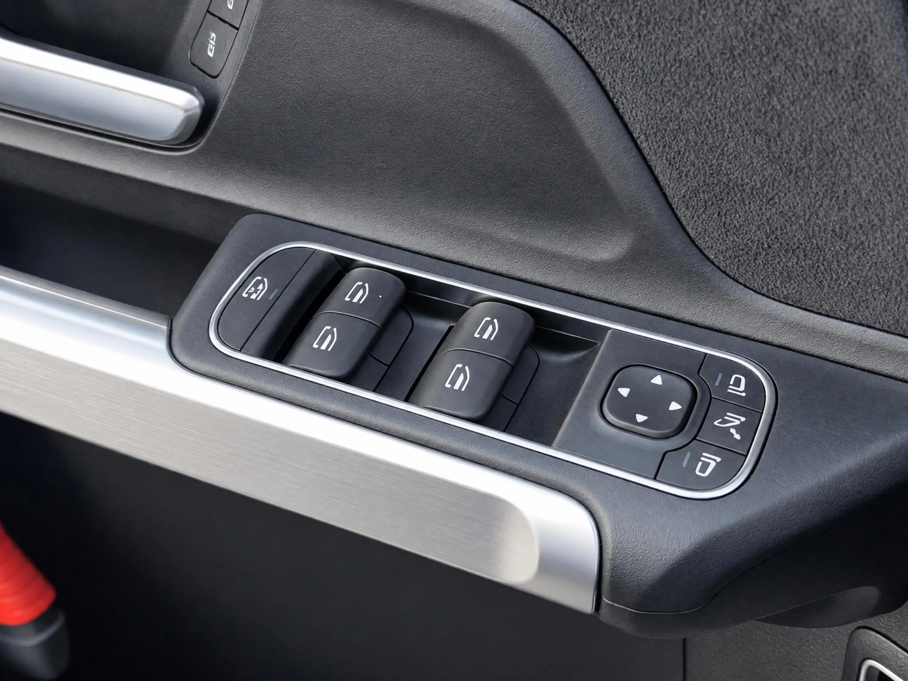 Mercedes-Benz EQB 250 AMG Line 67 kWh — photo 15