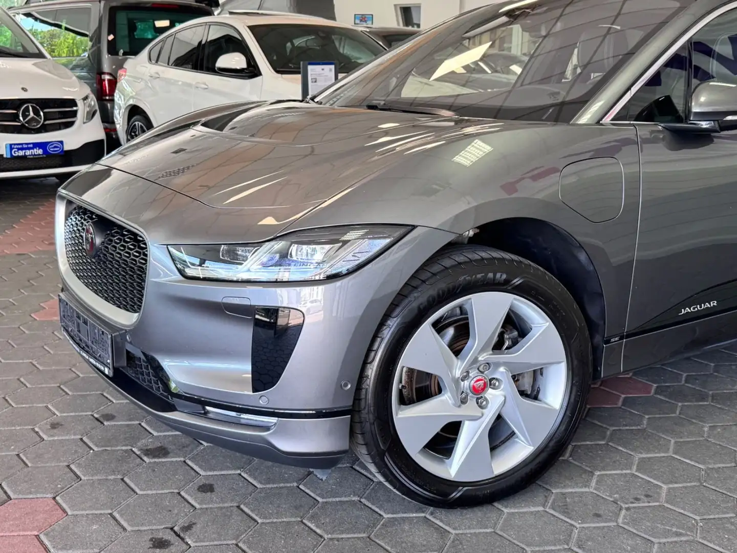 Jaguar I-Pace I-PACE SE*AWD*90KW*1-HAND*CARPLAY*KAMERA*ASSIST Grijs - 2