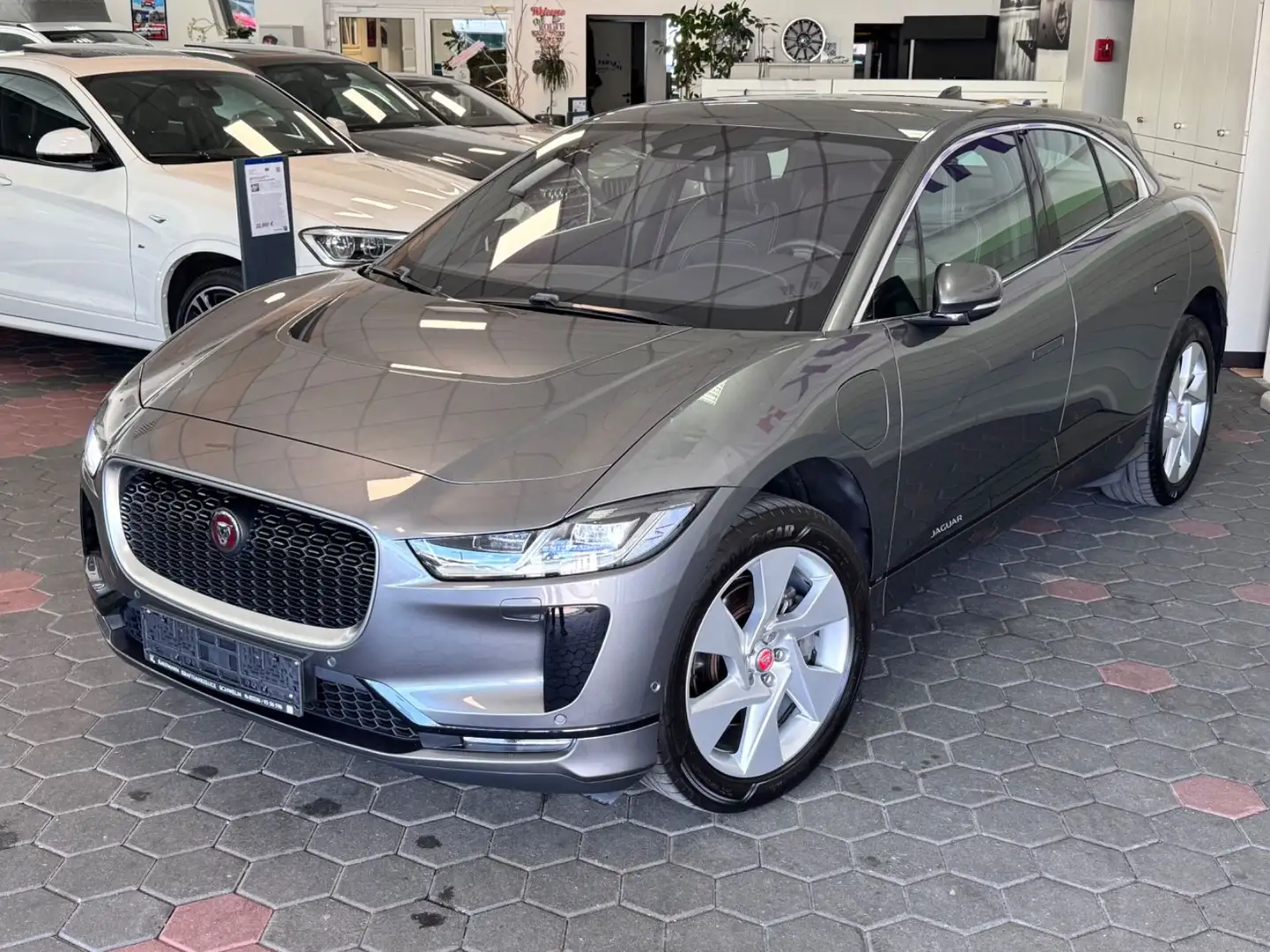 Jaguar I-Pace I-PACE SE*AWD*90KW*1-HAND*CARPLAY*KAMERA*ASSIST Grijs - 1