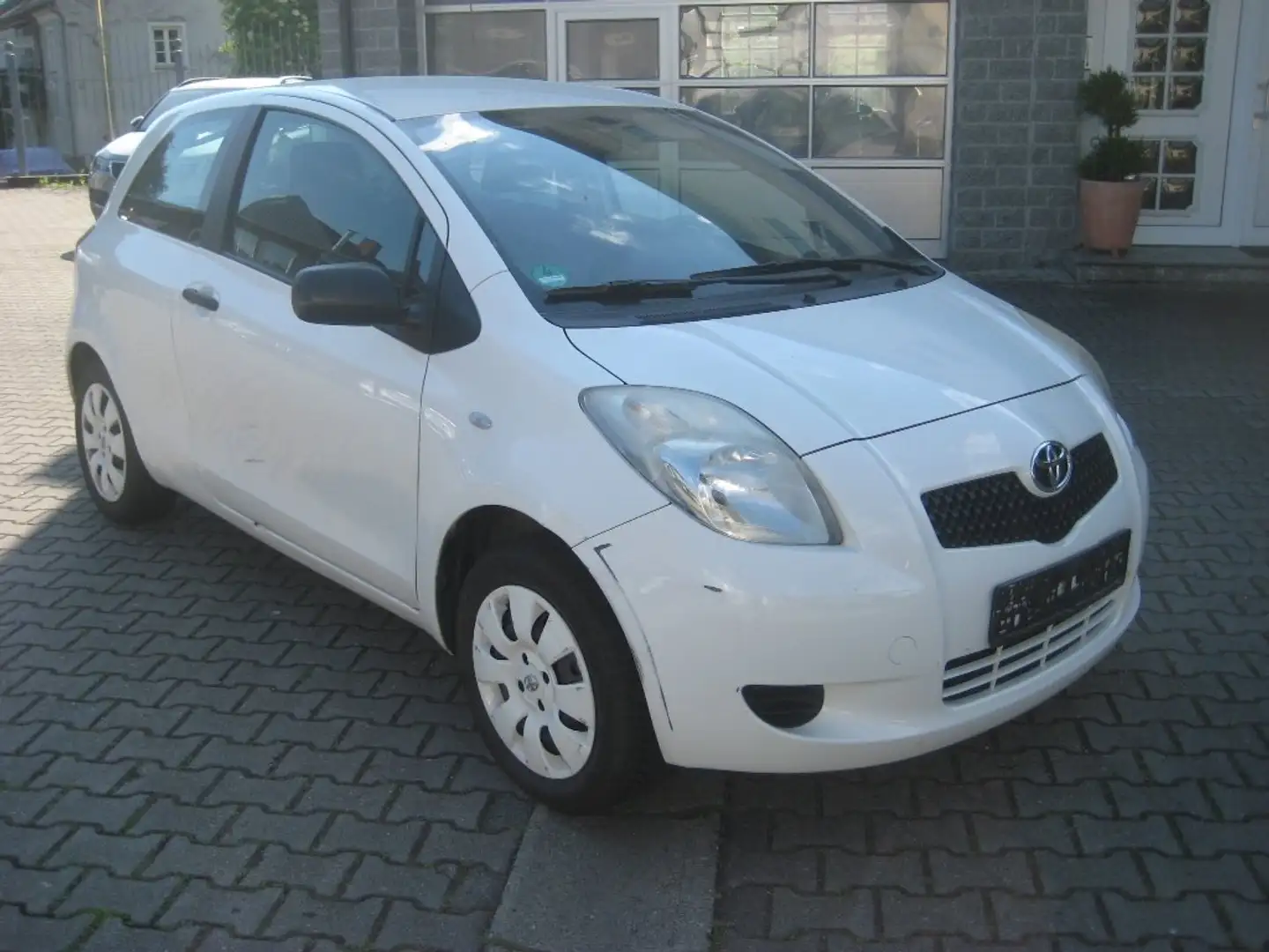 Toyota Yaris 1.0 VVT-i 3 Türig Weiß - 2