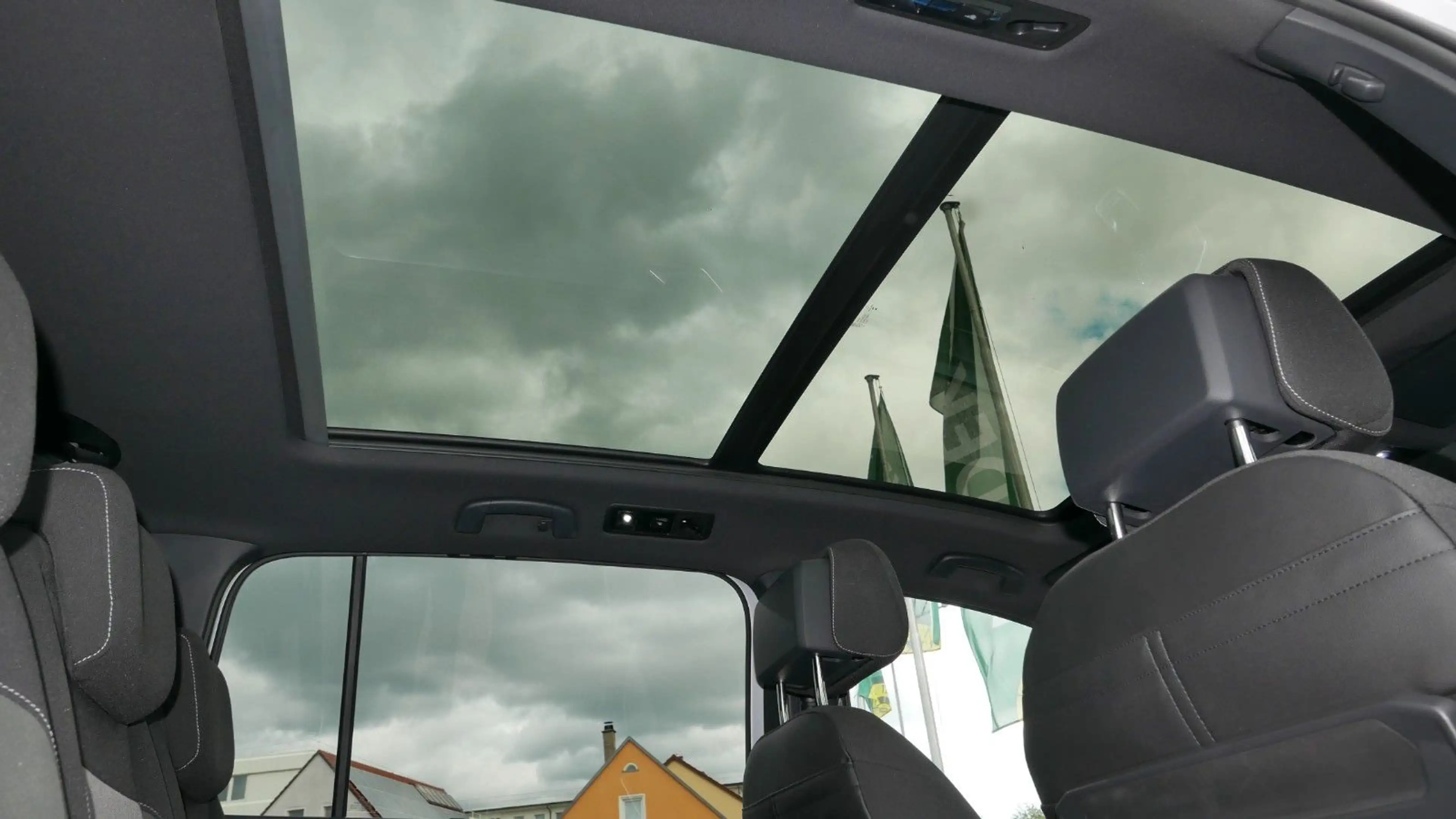 Volkswagen Touran Highline R-LINE 190PS/NAVI/AHK/ACC — photo 21