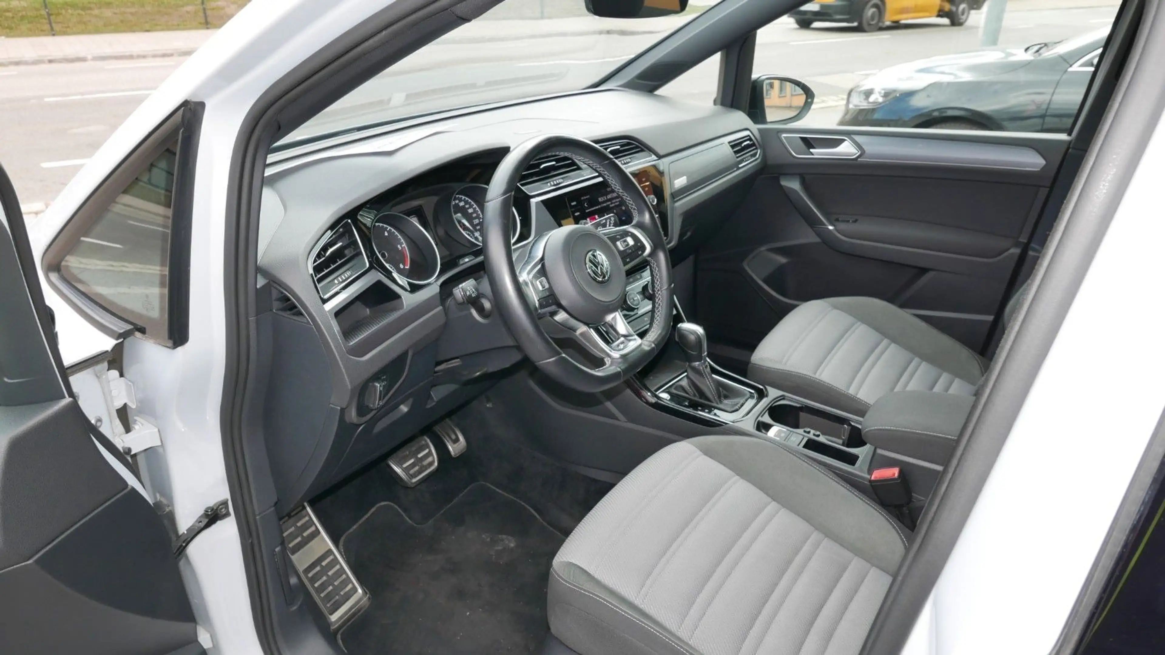Volkswagen Touran Highline R-LINE 190PS/NAVI/AHK/ACC — photo 13