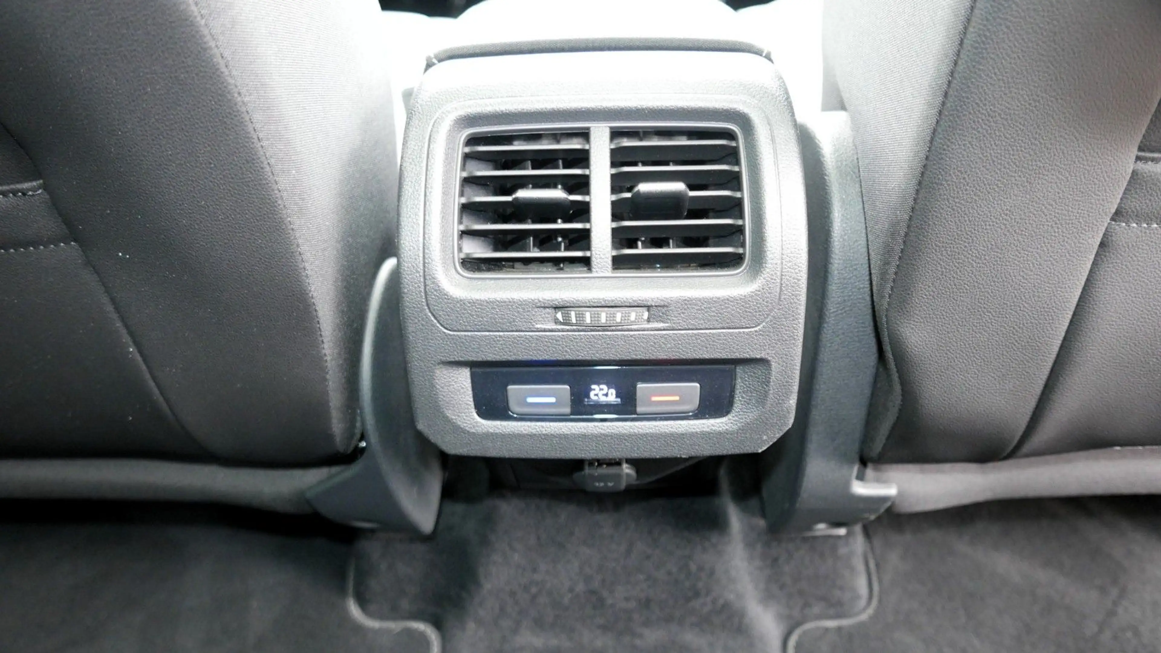 Volkswagen Touran Highline R-LINE 190PS/NAVI/AHK/ACC — photo 22